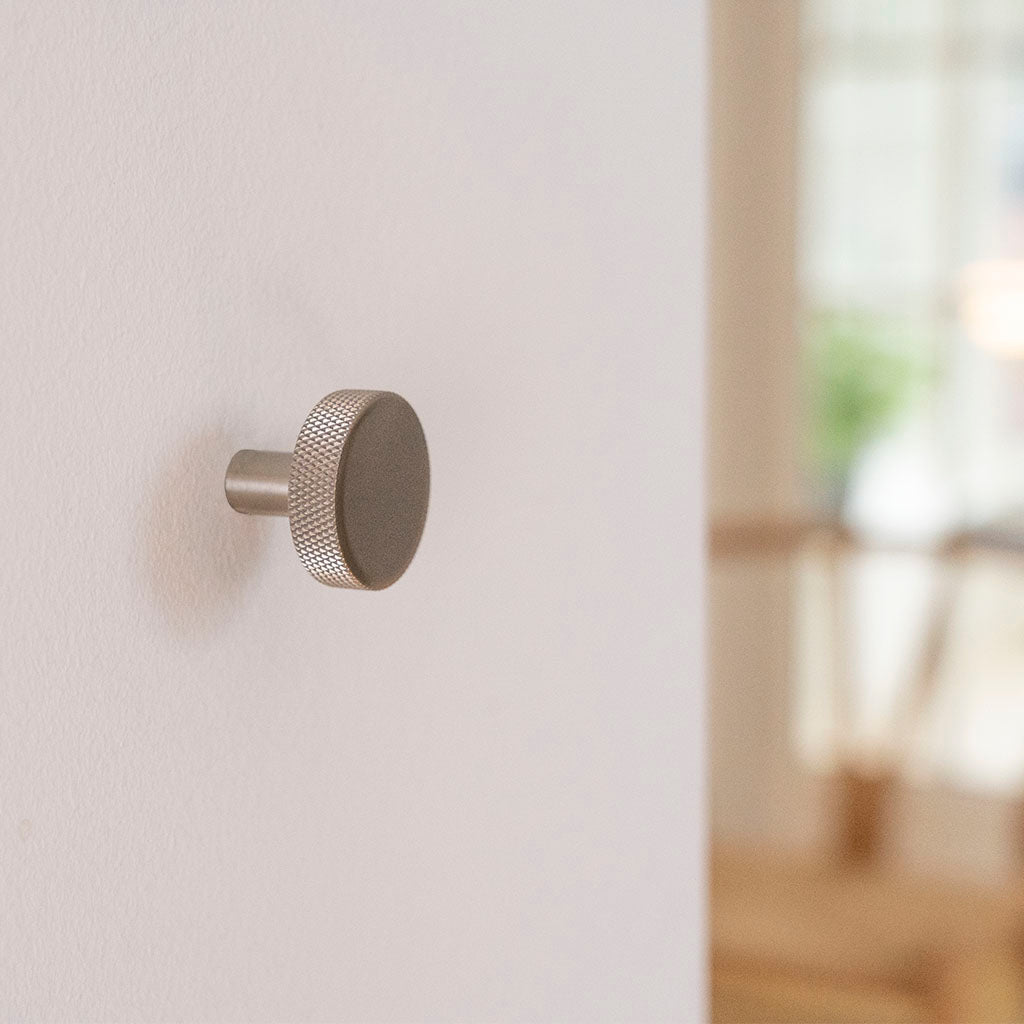 Østerbro - Möbelknopf aus Messing in Edelstahloptik mit Diamantschliff