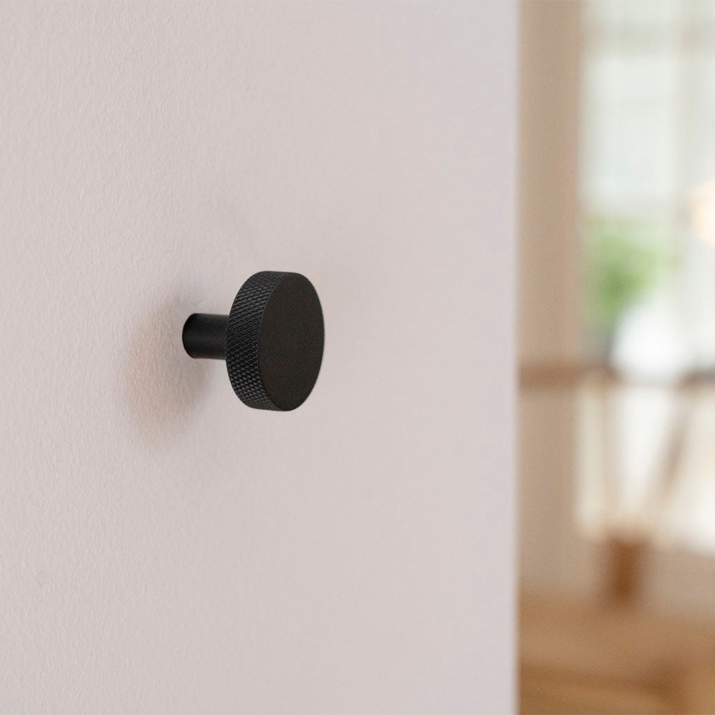 Østerbro - Möbelknopf aus schwarzem Messing mit Diamantschliff