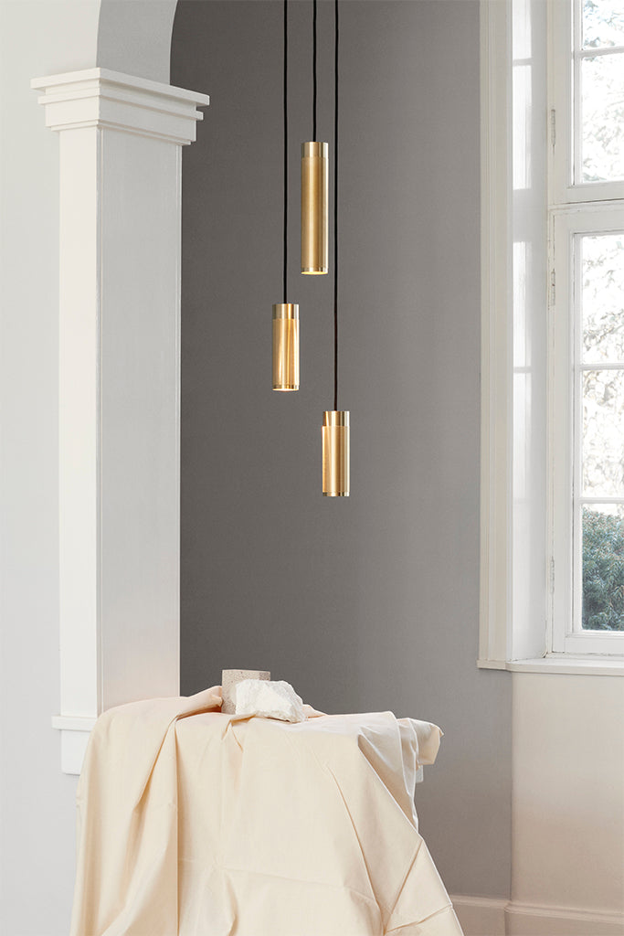 Loftlampe med tre pendler i massiv messing med diamant slebet mønster og sorte stofledninger