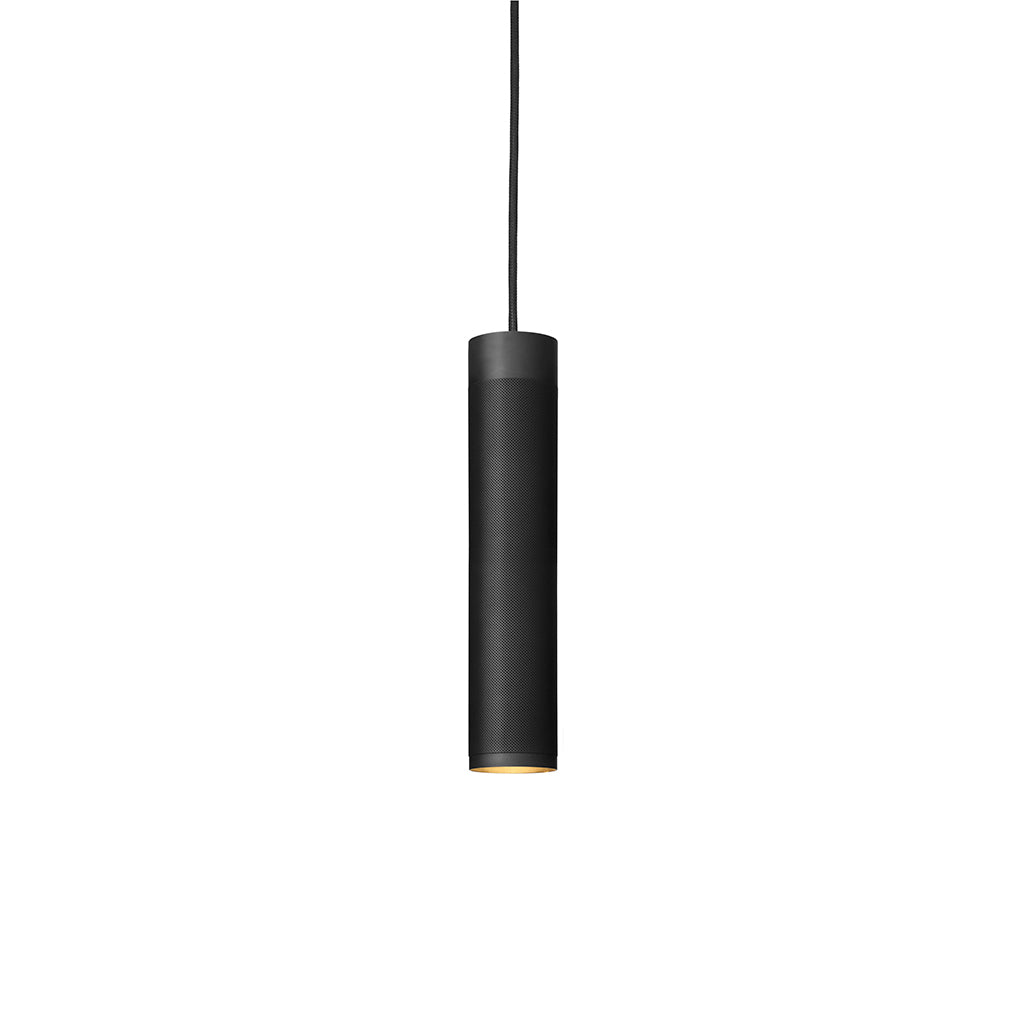 Patrone Pendel Long i sort bruneret messing med diamond cut mønster. Lampen er designet af den danske designer Kasper Thorup (Thorup Copenhagen).