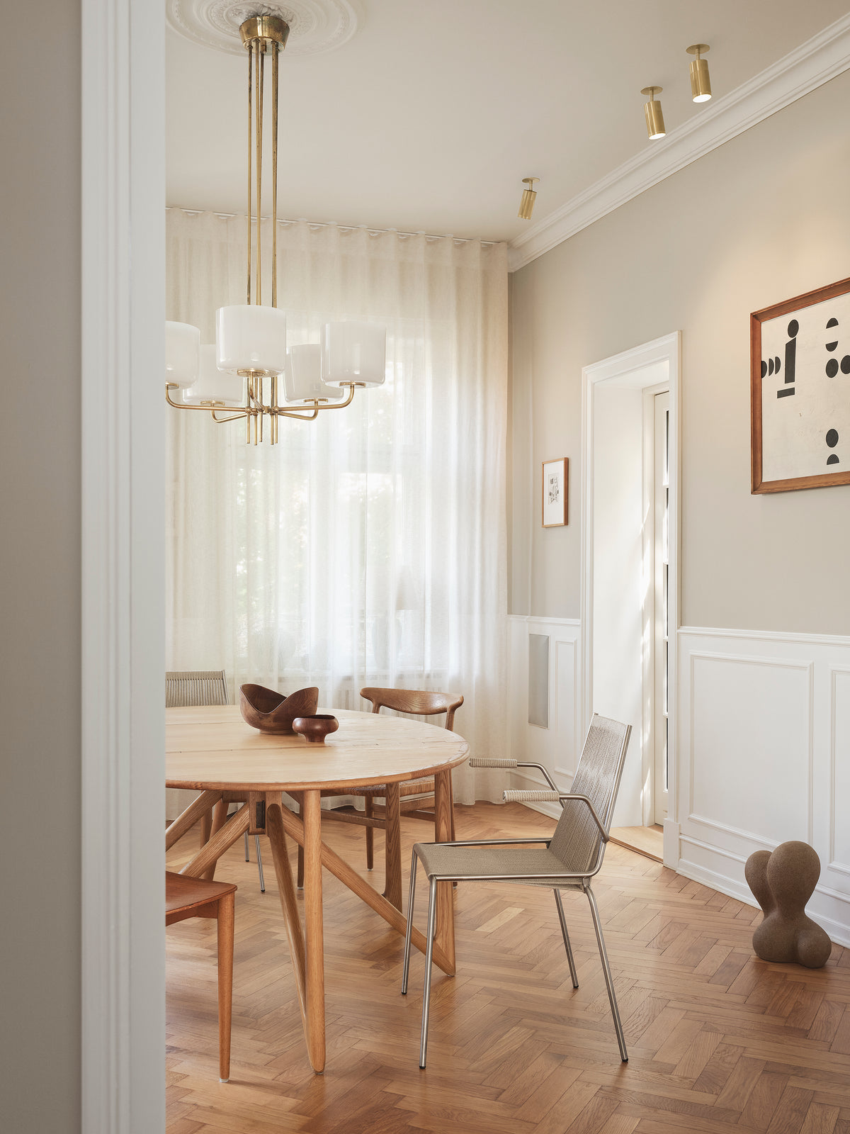 Drei Deckenstrahler mit Abdeckplatten aus massivem Messing und Diamantschliffmuster, montiert in einer Wohnung in Frederiksberg