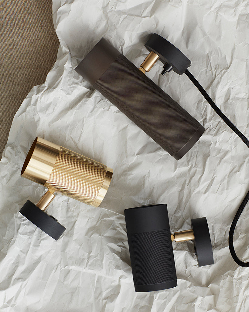Eksklusiv Patrone væglampe i messing med diamond cut mønster af den danske designer Kasper Thorup (Thorup Copenhagen).
