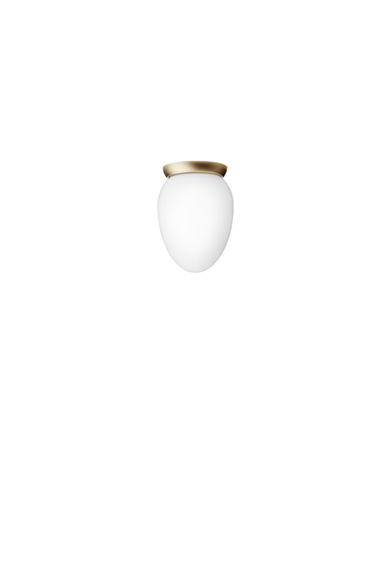 Loftlampe med messingfarvet fatning og skærm af opalglas, på hvid baggrund