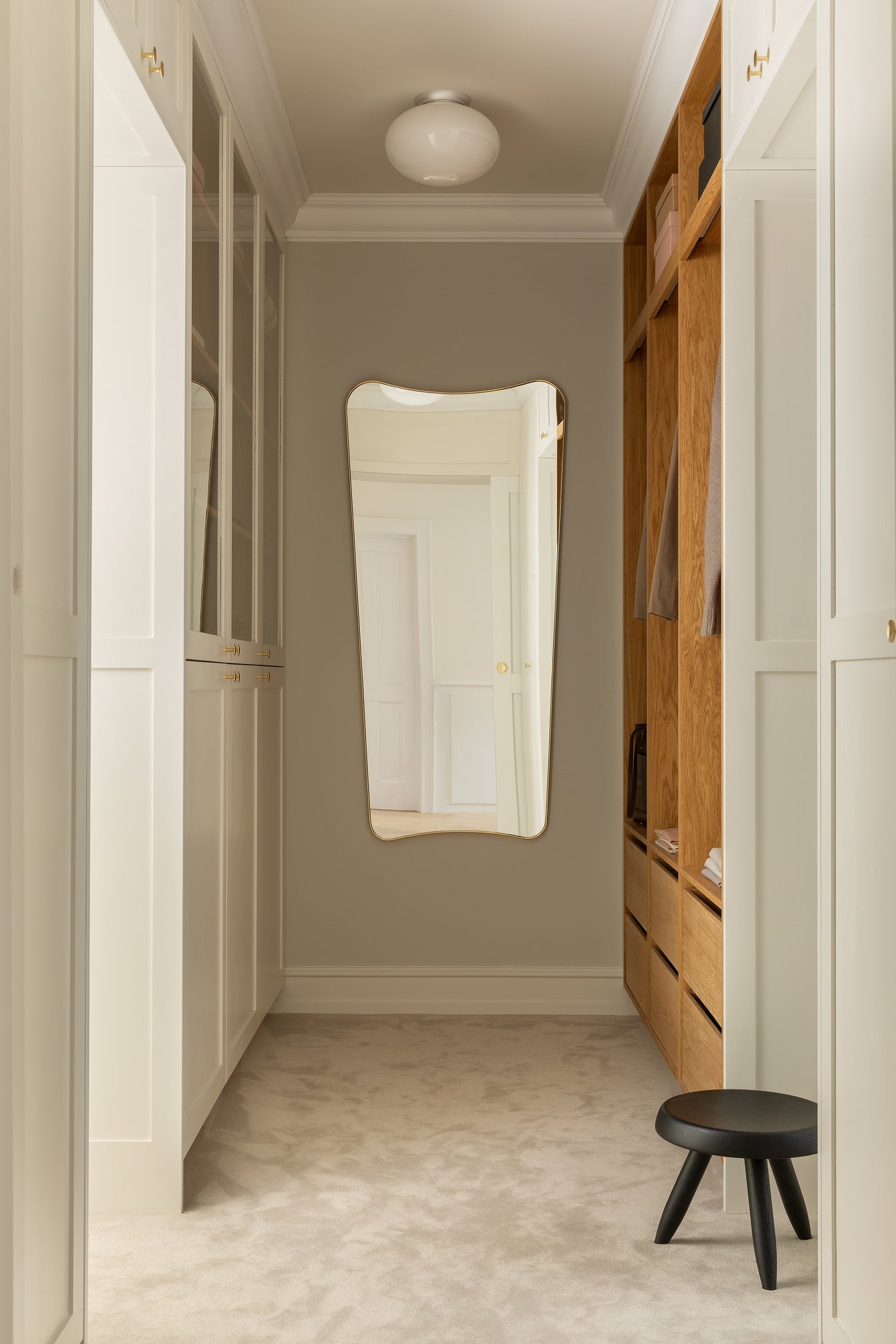 Loftlampe med sølvfarvet fatning og skærm af opalglas, hængende i entré