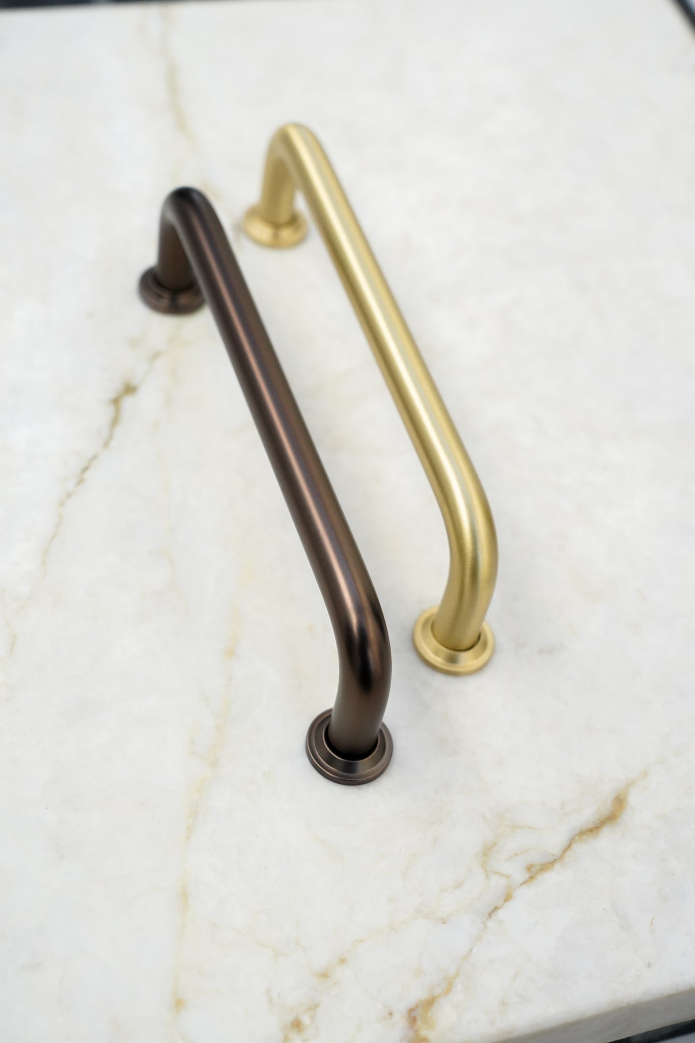 Rungsted - Griff aus massivem gebürstetem Messing, matt lackiert, mit losen Zusatzfüßen