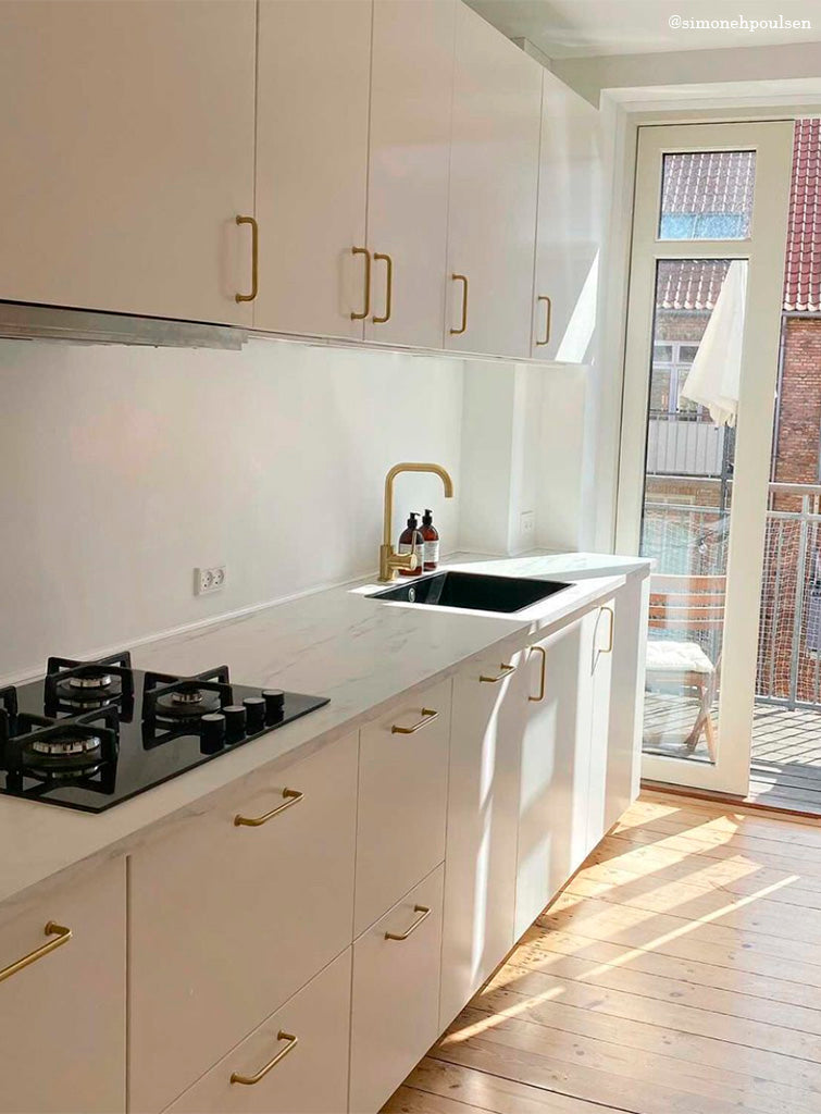 Rungsted - Griff aus massivem gebürstetem Messing, matt lackiert, mit losen Zusatzfüßen