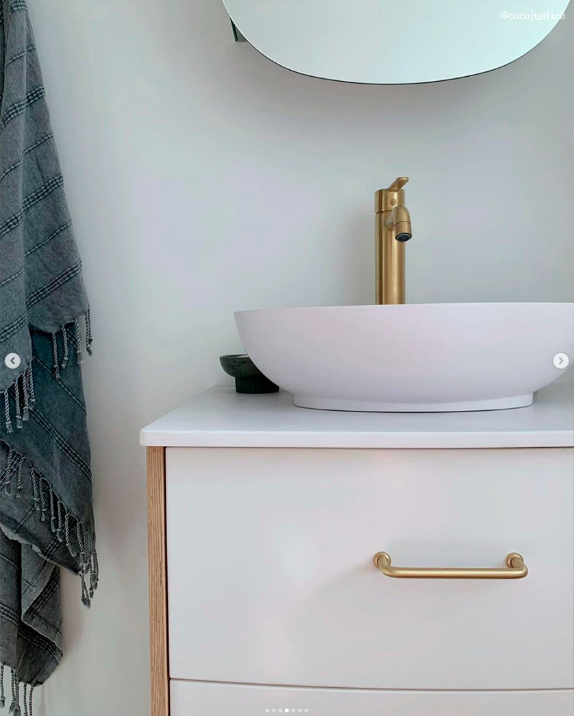 Rungsted - Griff aus massivem gebürstetem Messing, matt lackiert, mit losen Zusatzfüßen