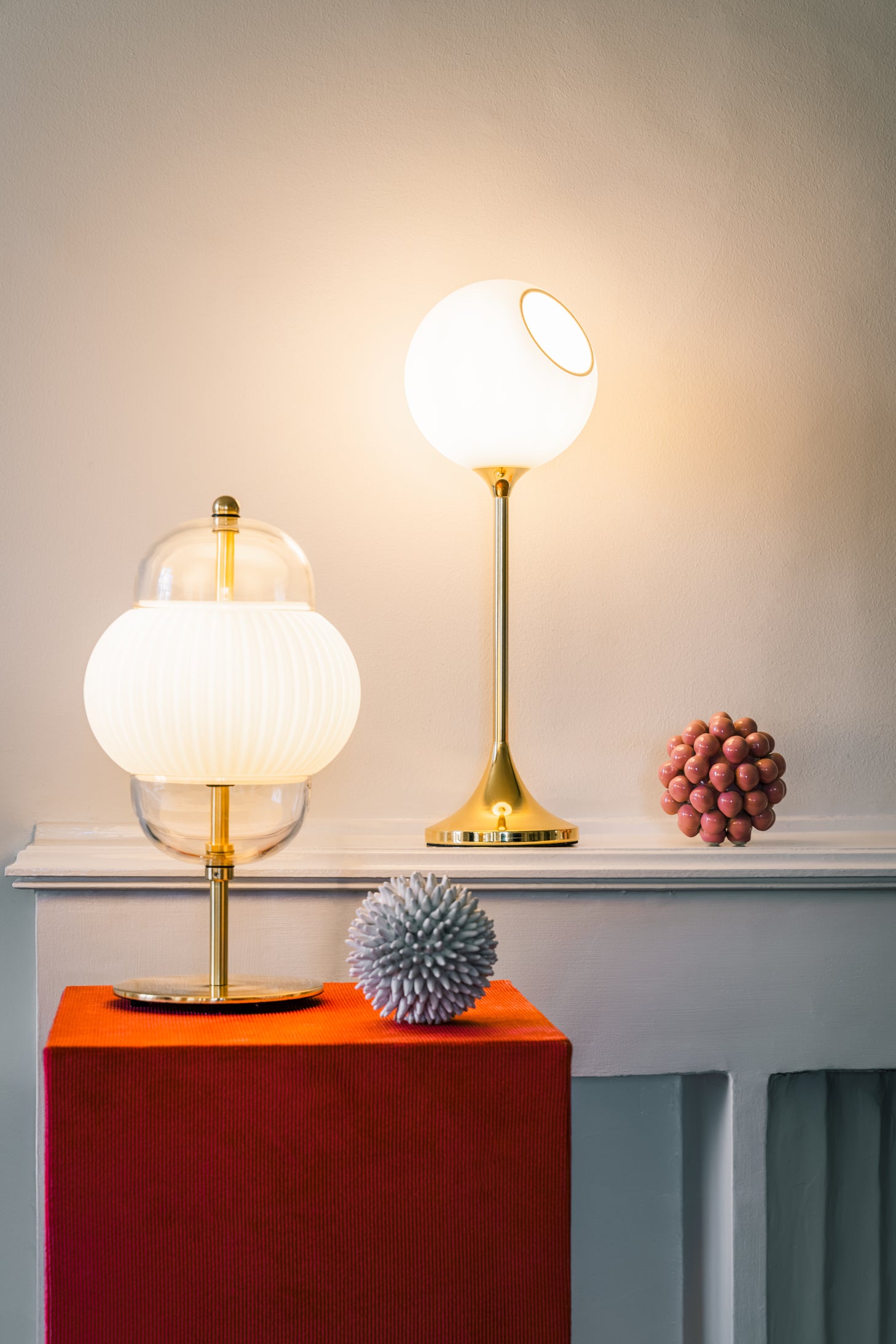 Bordlampe i klart glas og mat hvidplisseret glas. Derudover har lampen guldfarvede detaljer og fod.