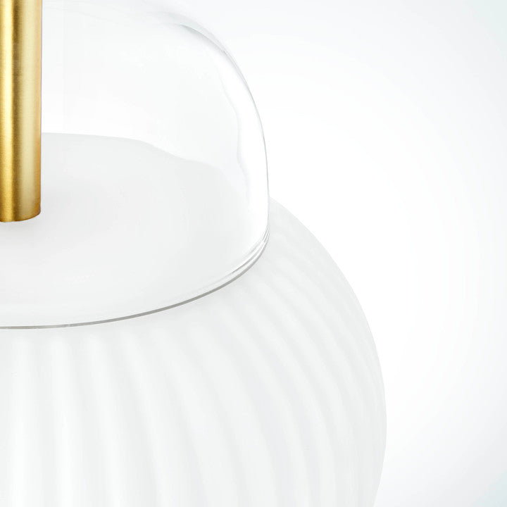 Bordlampe i klart glas og mat hvidplisseret glas. Derudover har lampen guldfarvede detaljer og fod.