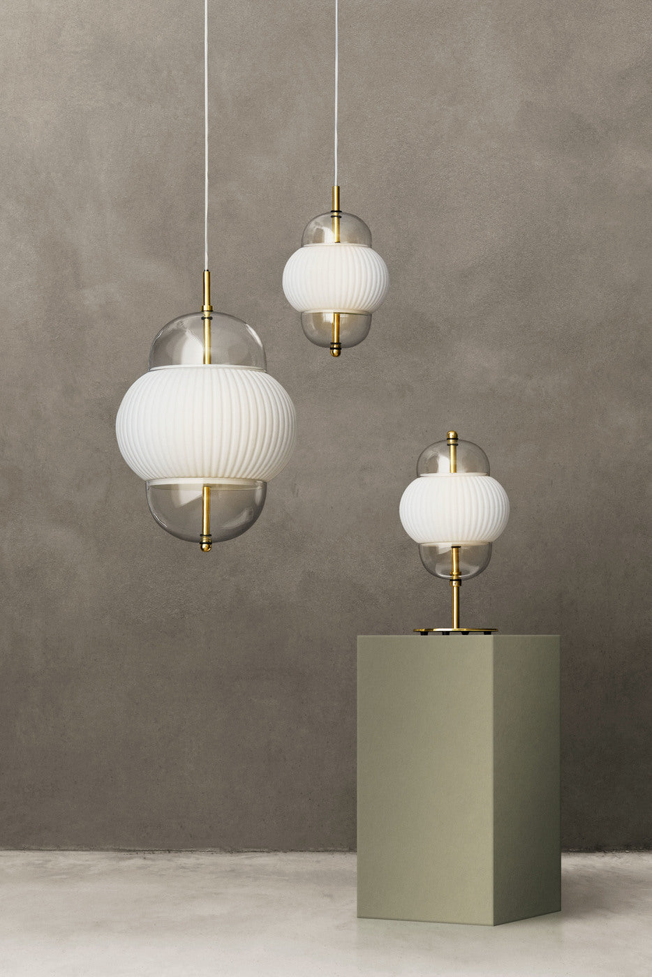 Lampe i klart glas og mat hvidplisseret glas. Derudover har lampen detaljer i messing og en hvid stofledning.