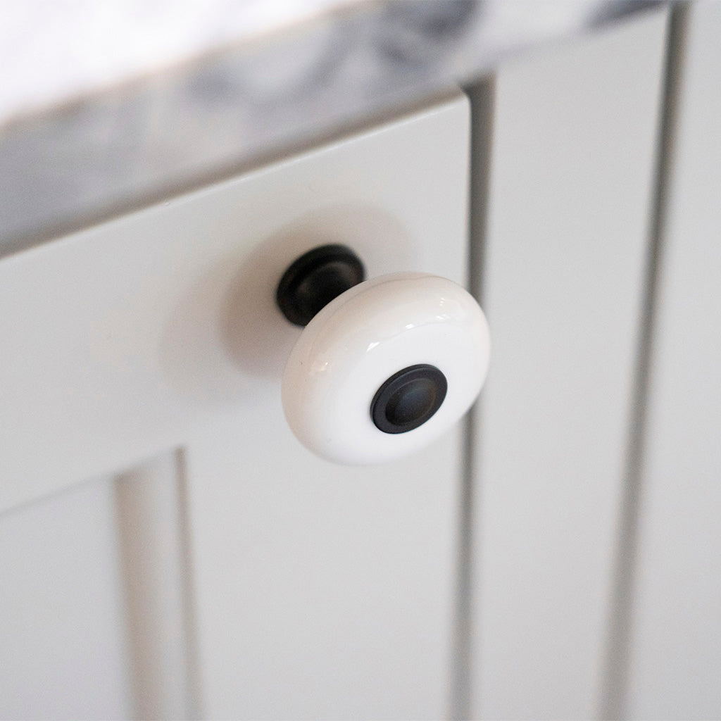 Skagen • Klassisk porcelænsknop, hvid med sort fod