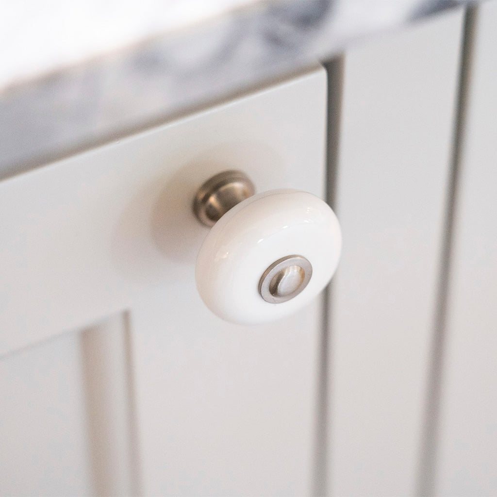 Skagen - Klassischer weißer Porzellanknauf mit Messingfuß in Edelstahloptik