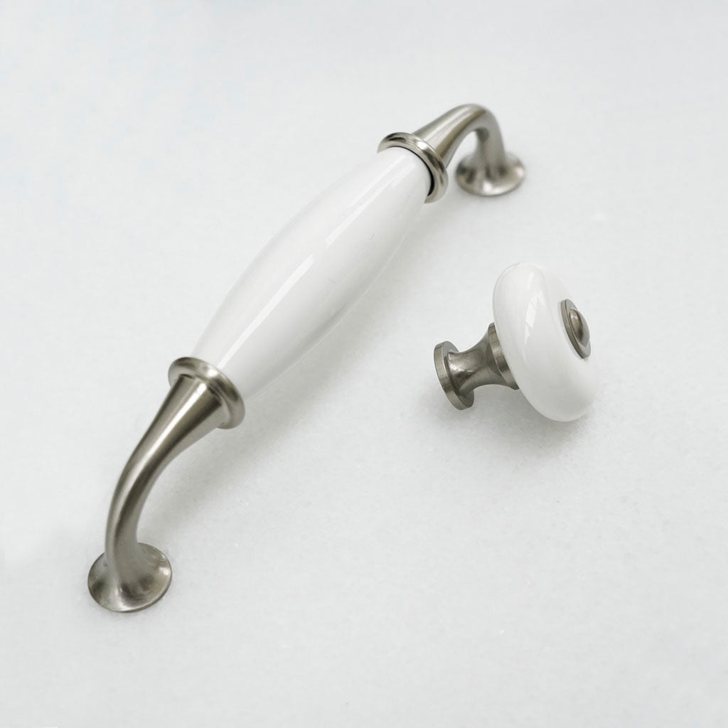 Skagen - Klassischer weißer Porzellanknauf mit Messingfuß in Edelstahloptik