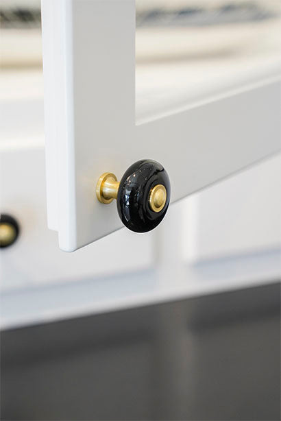 Skagen • Klassisk porcelænsknop, sort med fod i børstet messing