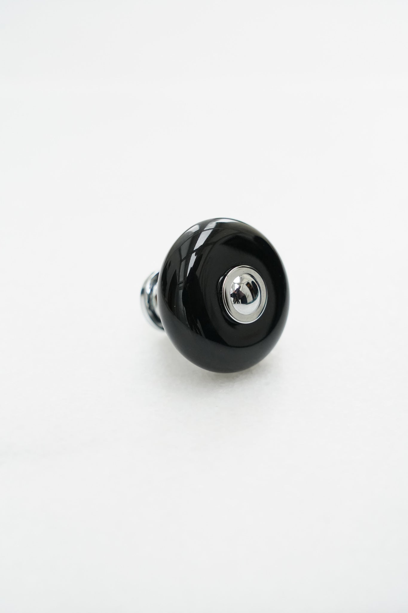 Skagen • Klassisk porcelænsknop, sort med forkromet fod