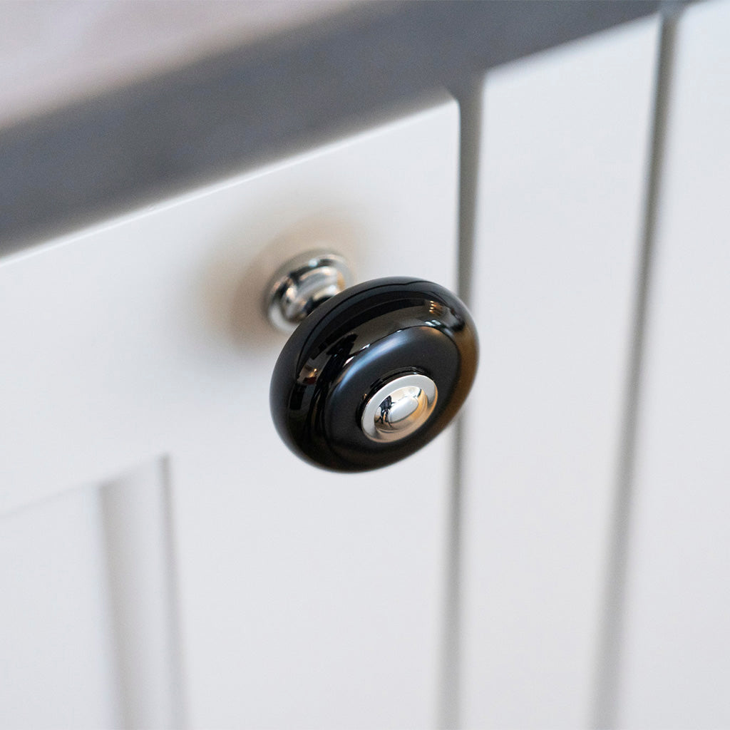 Skagen • Klassisk porcelænsknop, sort med forkromet fod