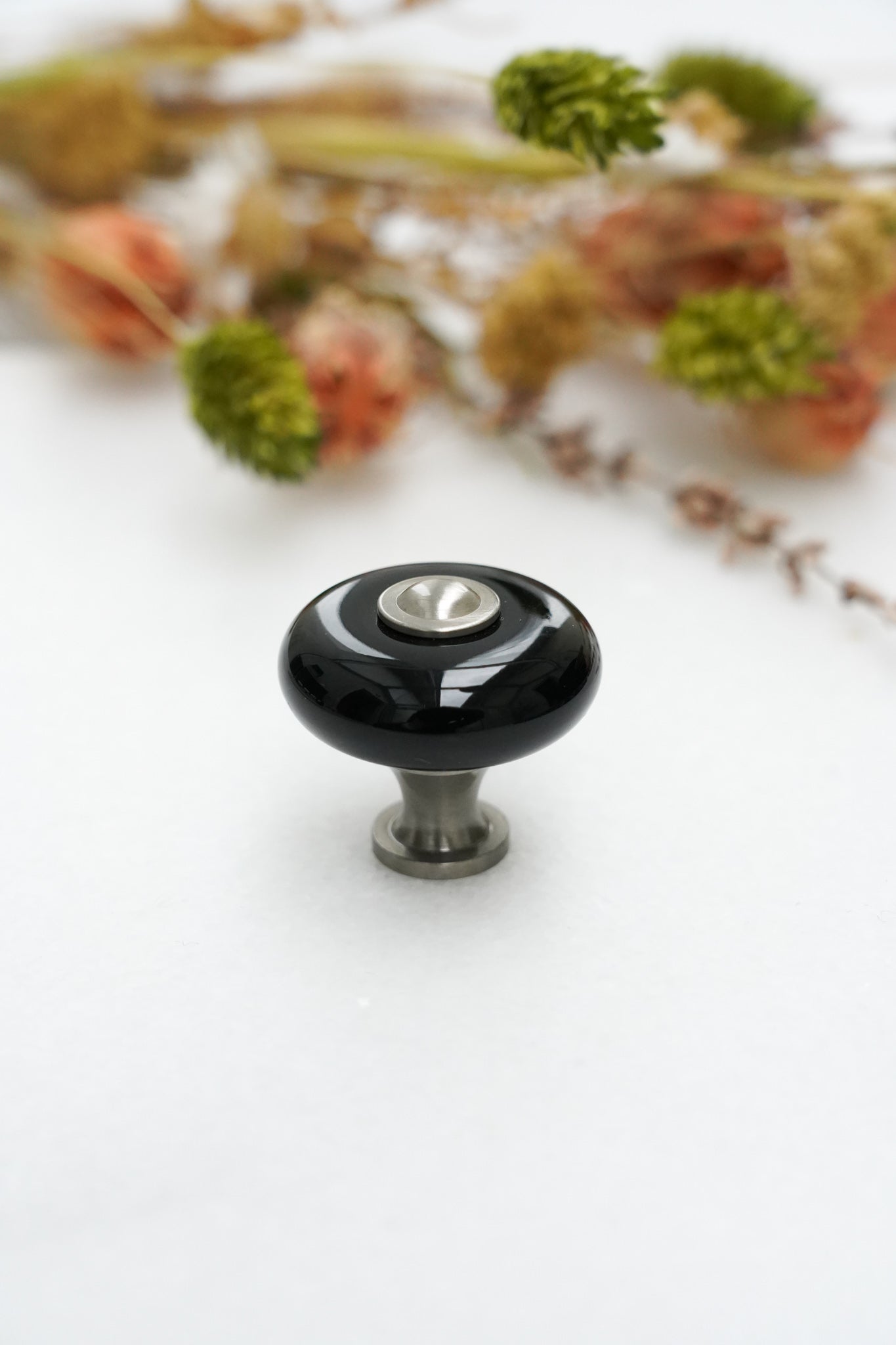 Skagen • Klassisk porcelænsknop, sort med fod i rustfrit stål look