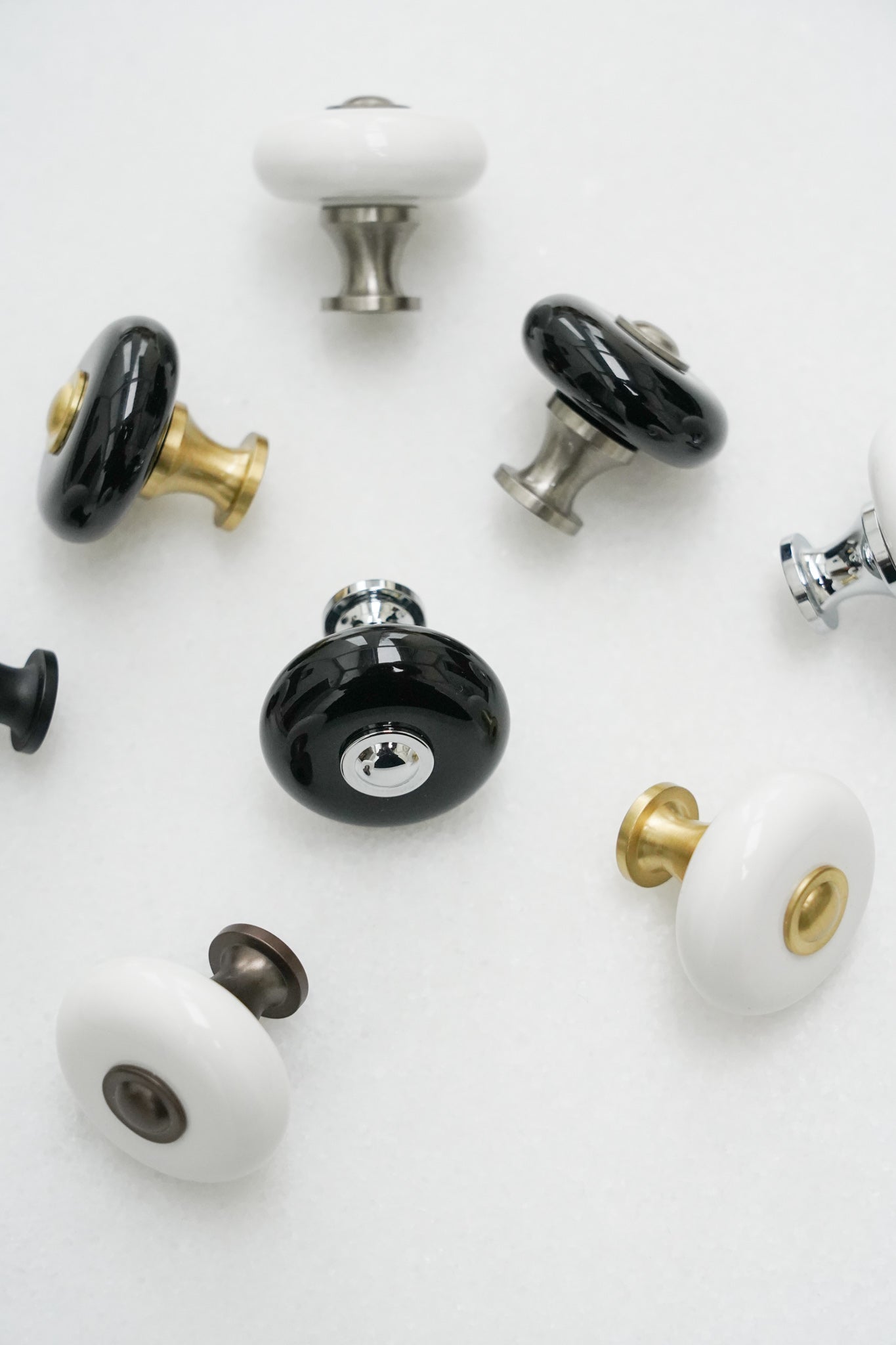 Skagen • Klassisk porcelænsknop, hvid med fod i bruneret messing