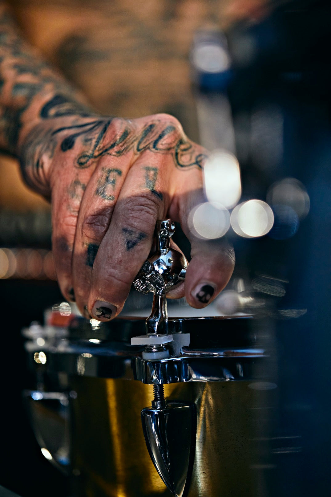 Drum key i form af et dødningehoved, i stål.