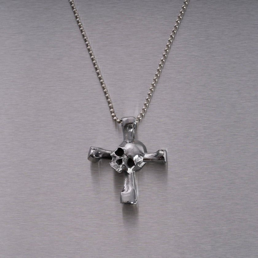 Halskæde med et vedhæng i form af et dødningehoved, som samtidig er en drum key, i stål.