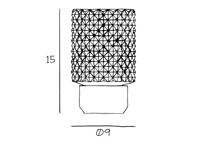 Produkt tegningen af fyrfadsstage. Måler 15 cm i højden og en diameter på 9 cm.