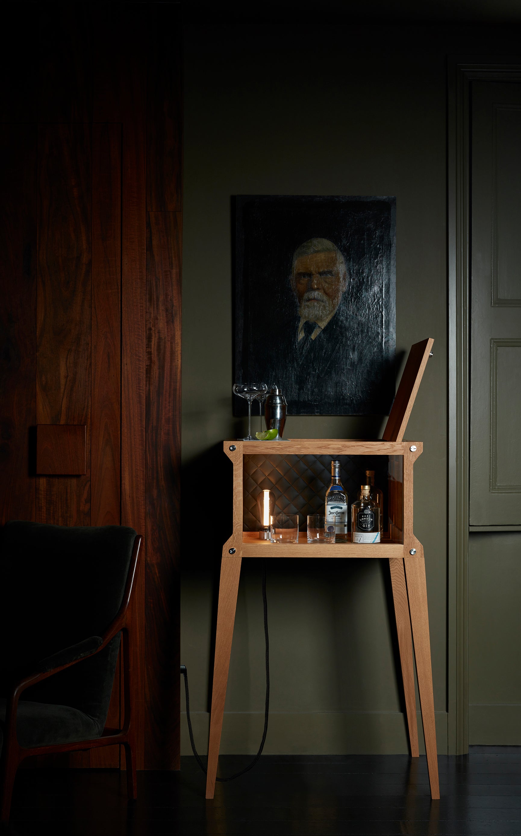 Bar i eg med høje ben, bordplade i hvidmarmor og integreret lyskilde.