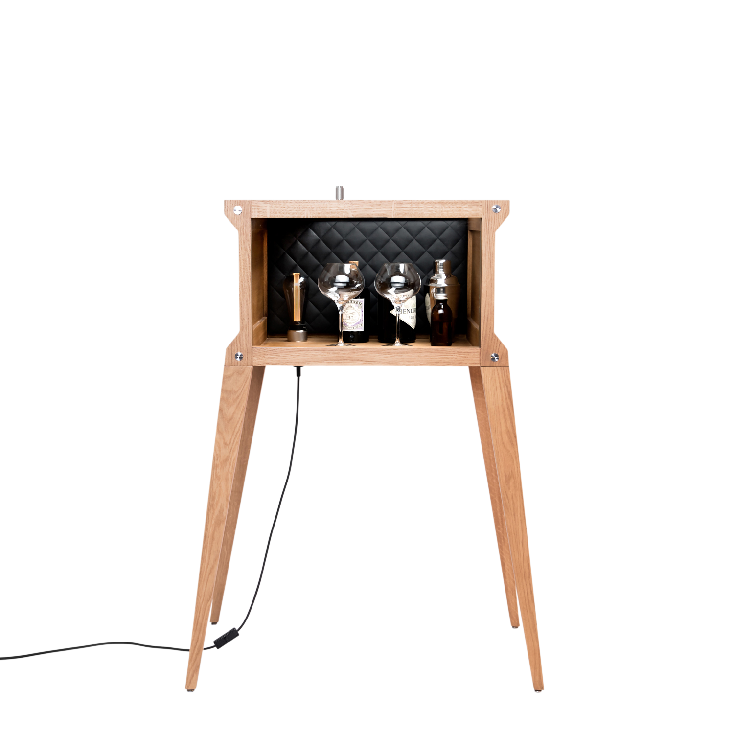 Bar i eg med høje ben, bordplade i hvidmarmor og integreret lyskilde.