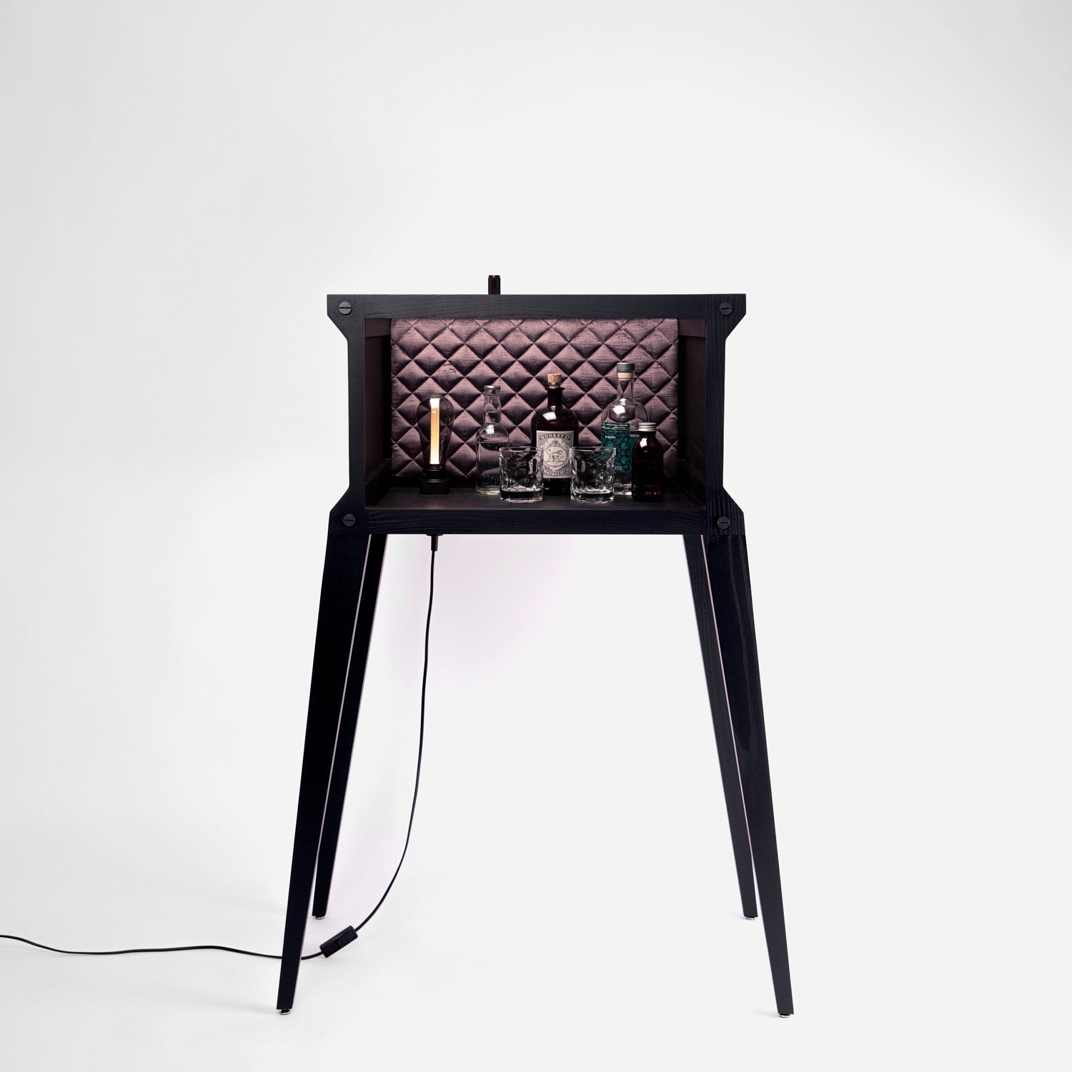 Bar i sort eg og sort marmor. Baren har en integreret lyskilde og en bordplade i sort marmor.