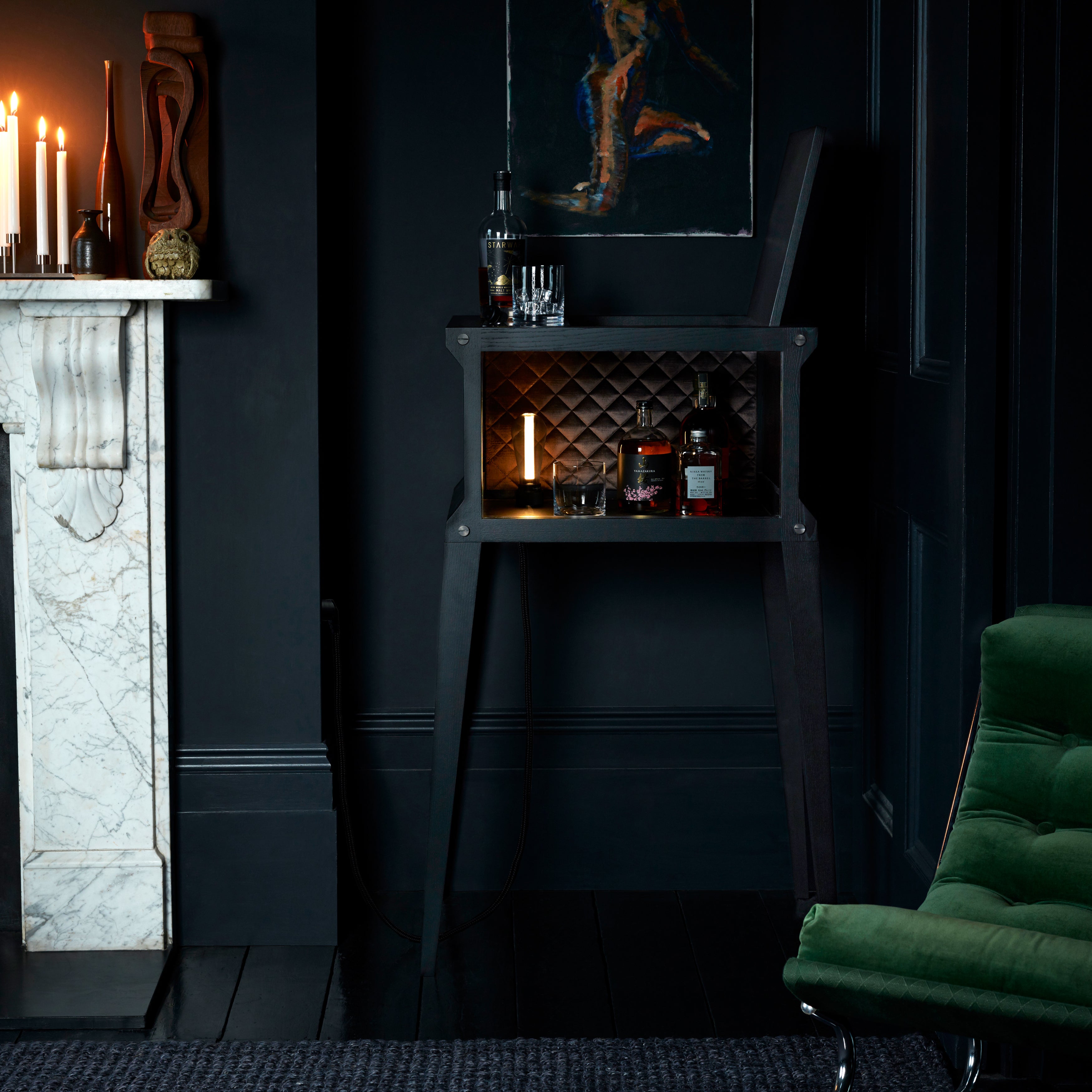 Bar i sort eg og sort marmor. Baren har en integreret lyskilde og en bordplade i sort marmor.