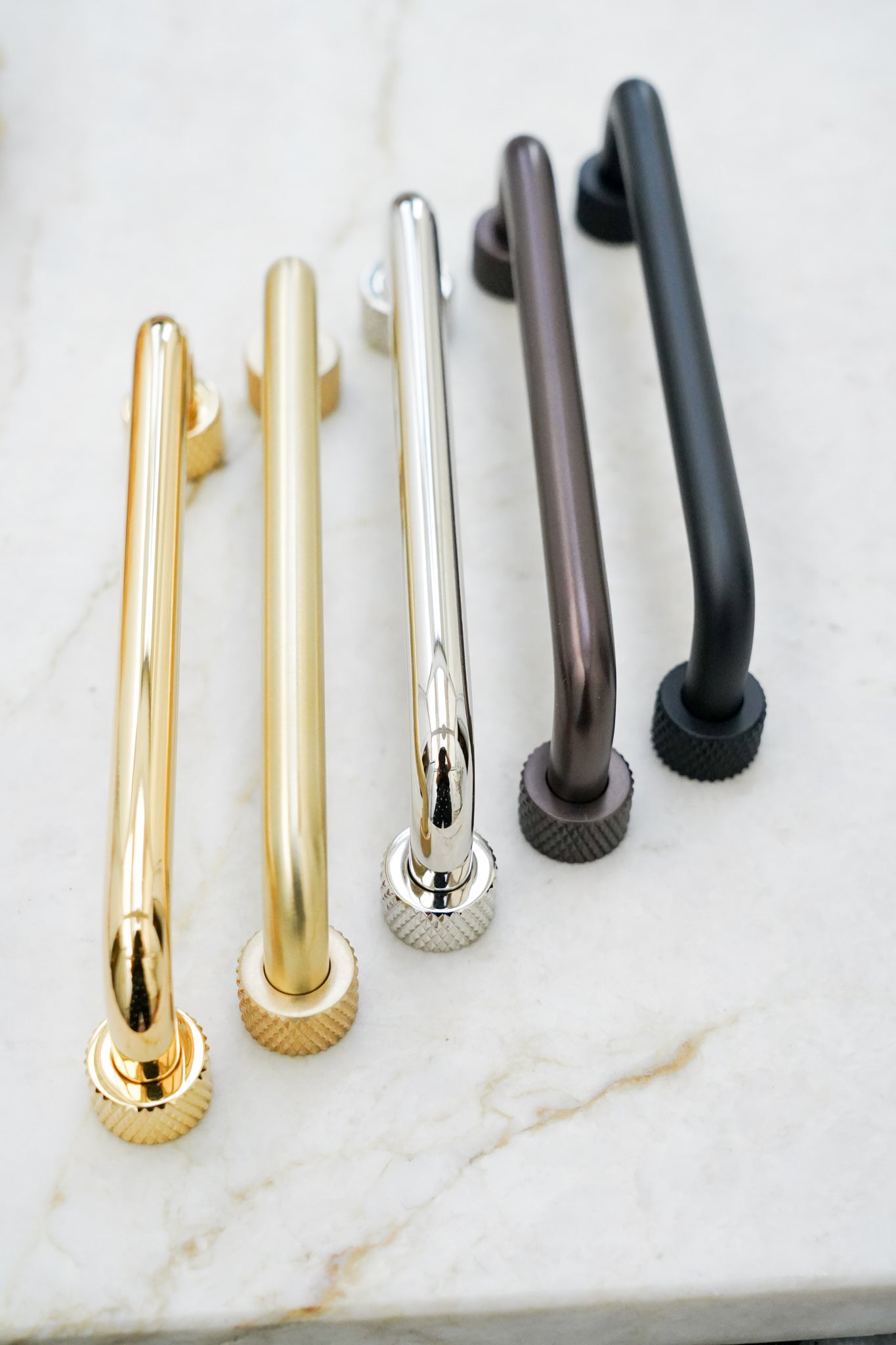 Køkkengreb i massiv bruneret messing. Grebet har runde fødder med riflet diamond cut mønster, som matcher til quooker armatur.