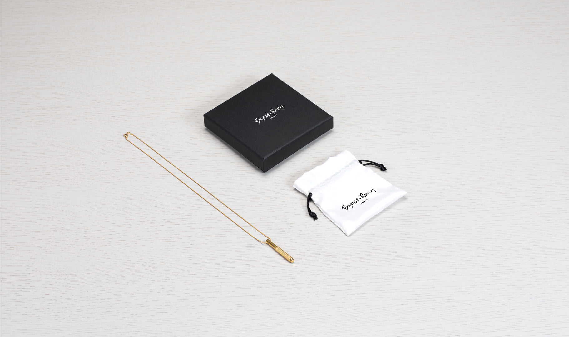 Halskæde og vedhæng i messing. Vedhænget er udsmykket med det populære diamond cut mønster.