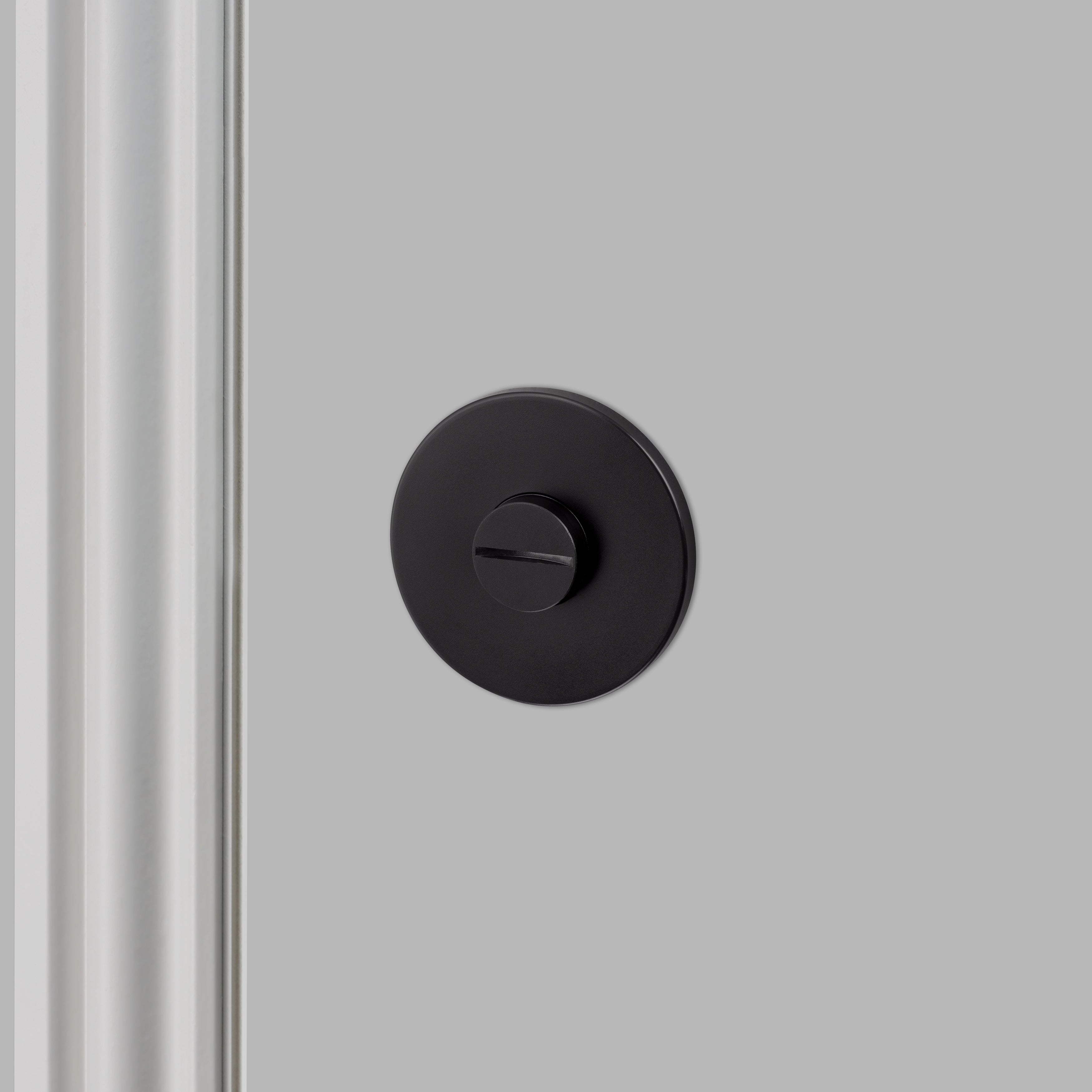 Sort vridelås i eksklusivt design med linjeret mønster.