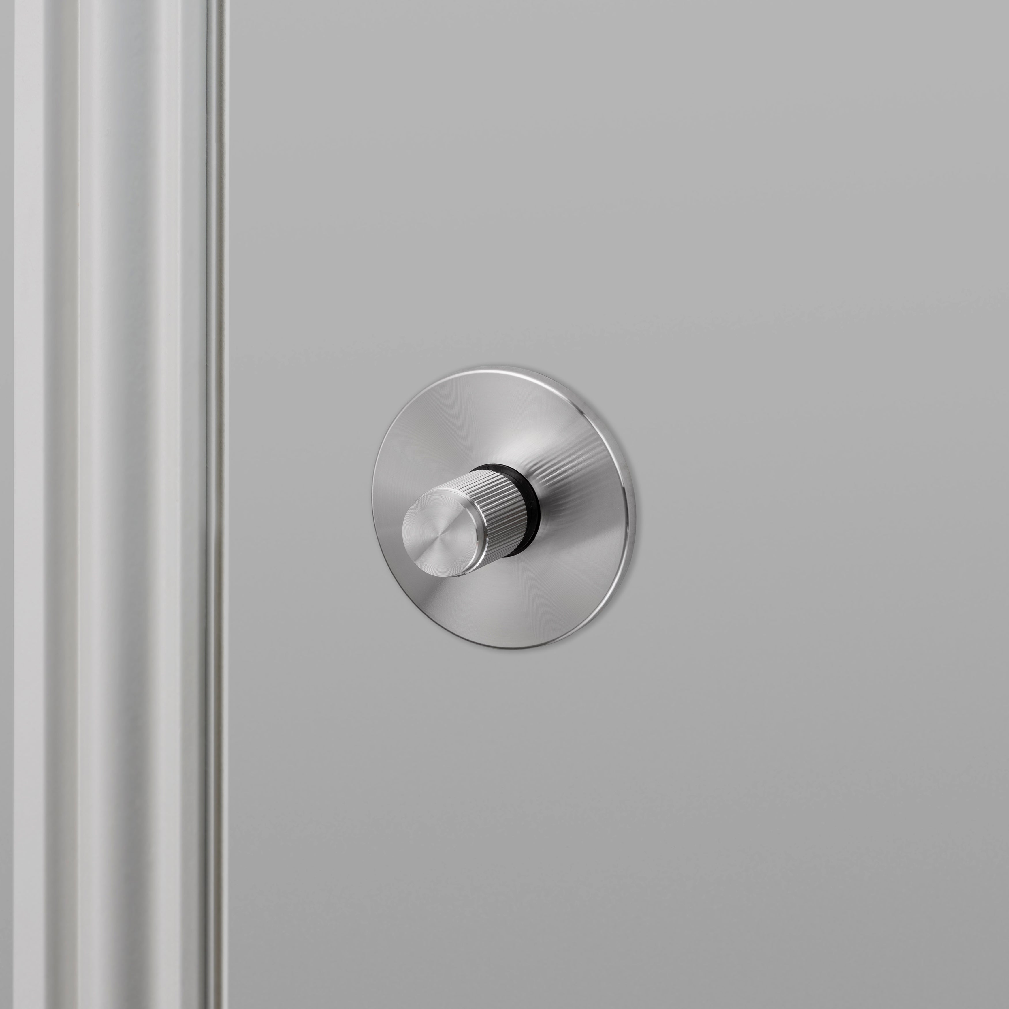 Vriderlås i rustfri stål og i eksklusivt design med linjeret mønster.