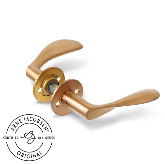 Arne Jacobsen dørhåndtag - AJ111 dørgreb i børstet kobber, stor model  • d line