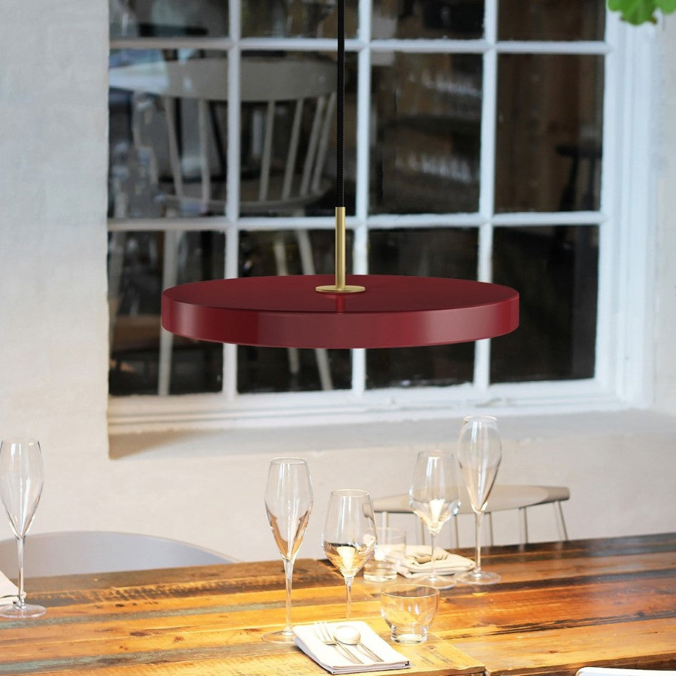 Asteria Plus pendel, rød og messing • UMAGE