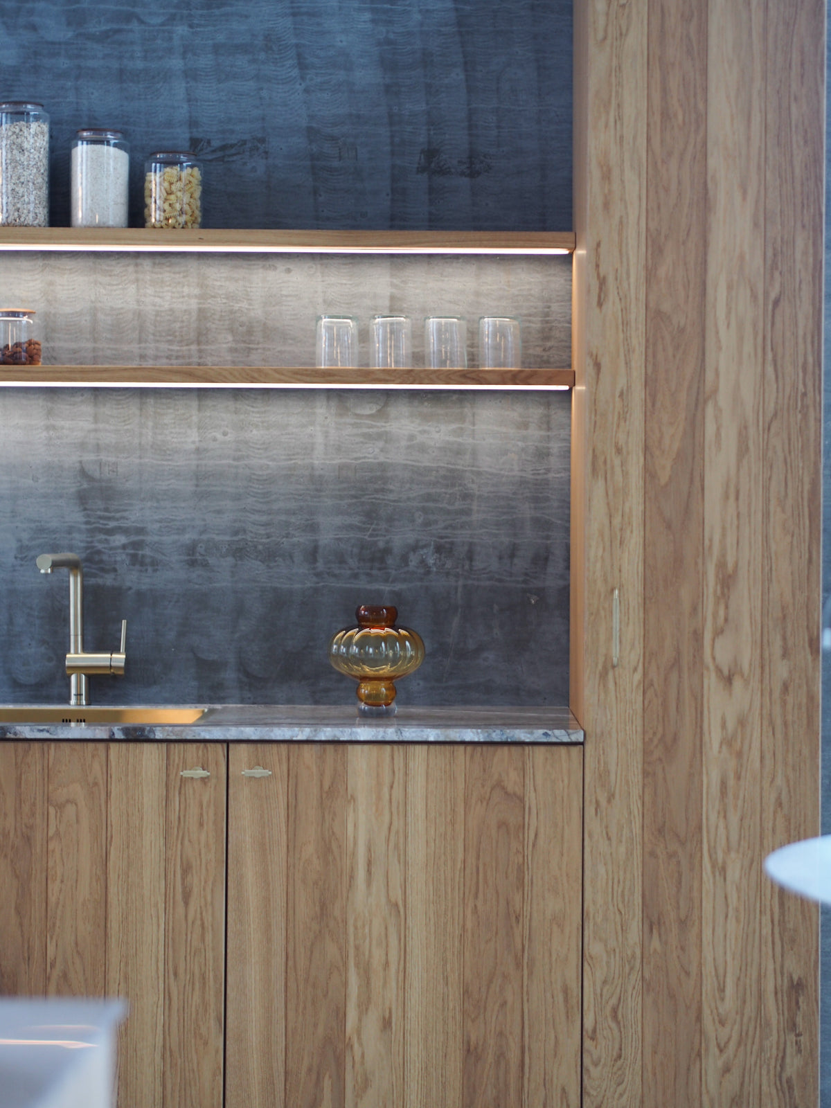 Køkkengreb med diamond cut i børstet messing uden lak - Østerbro • Chr. Jørgensen - Copenhagenhomedesign