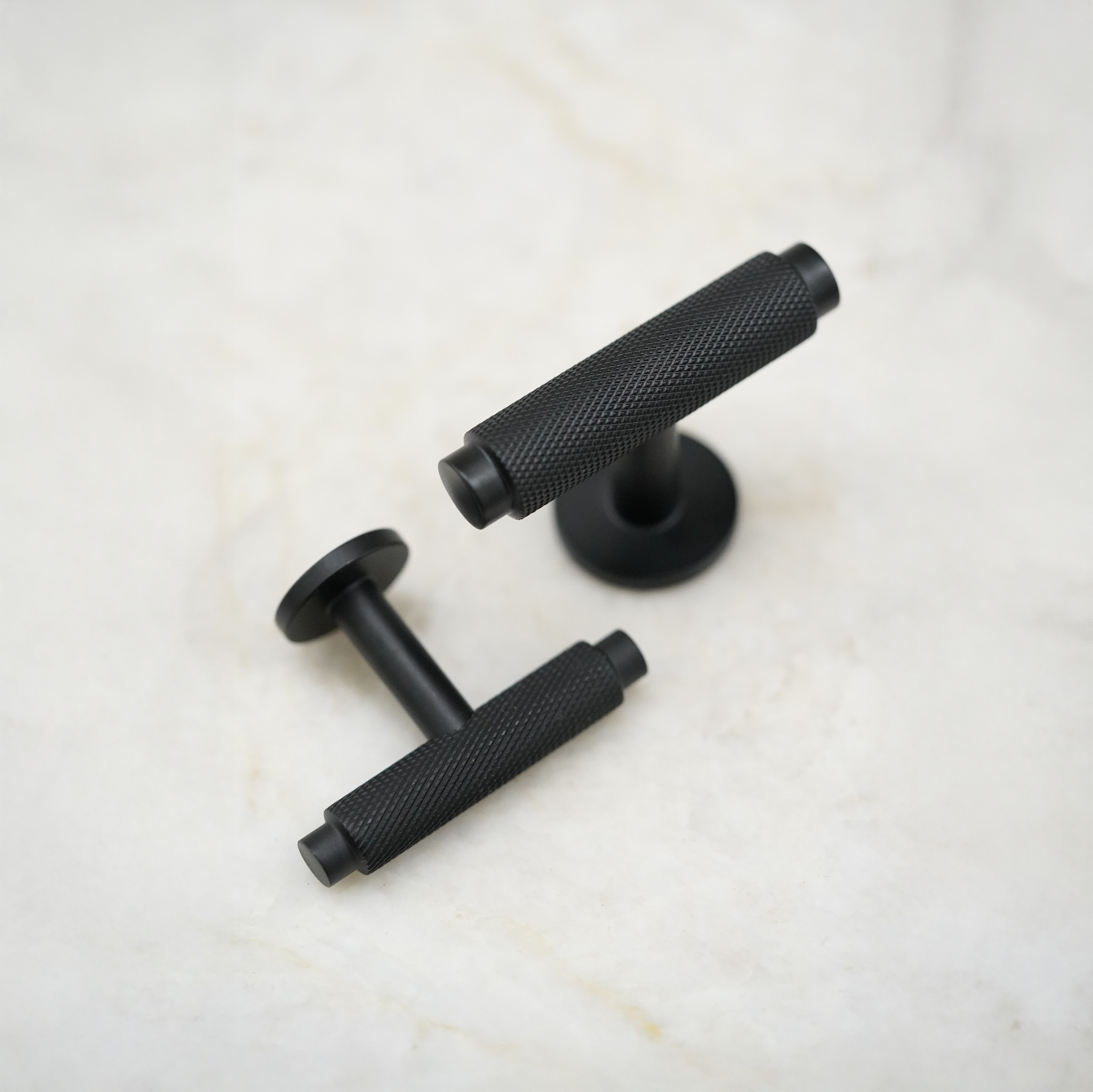 Nørrebro • Møbelknop T-bar med diamond cut, sort