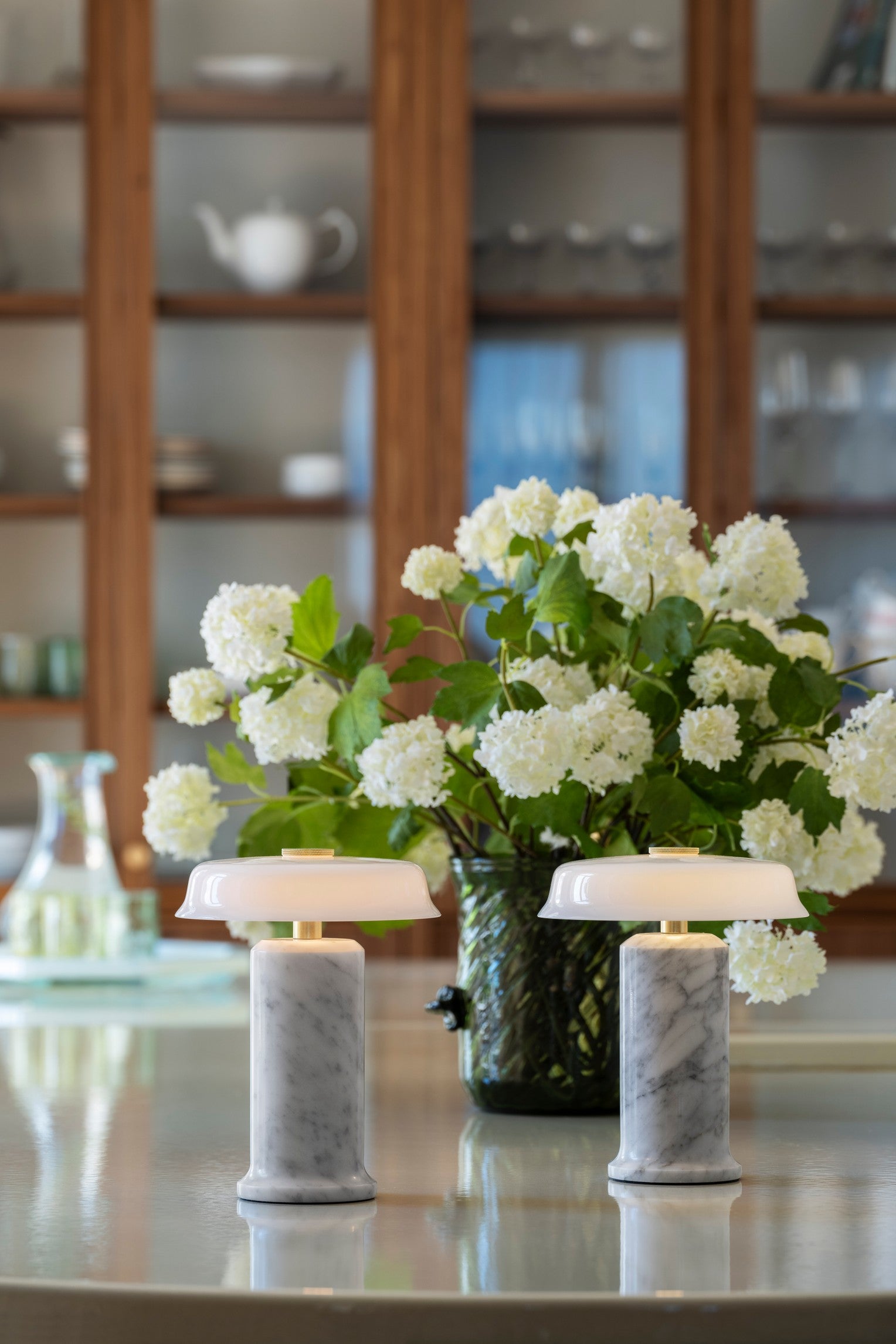 TRIP No. 2 portable bordlampe, hvid carrara/opal glossy • Design by Us