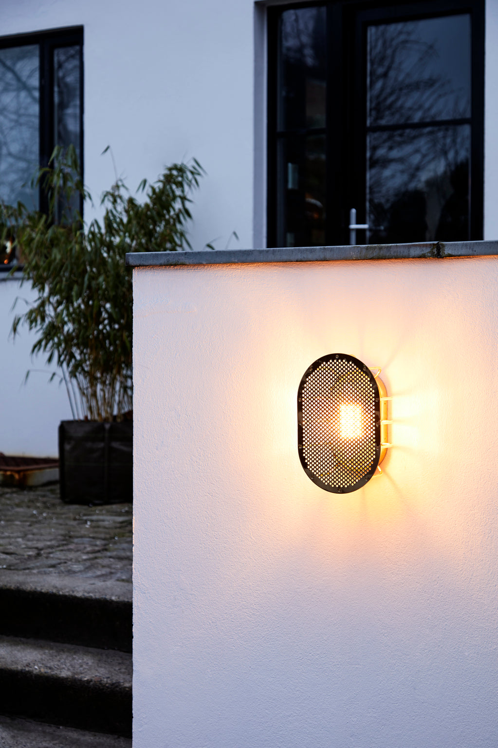 Night Rider væglampe, messing uden lak • Design by Us