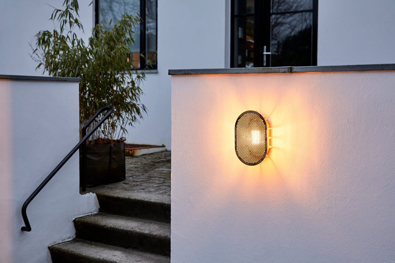Night Rider væglampe, messing uden lak • Design by Us