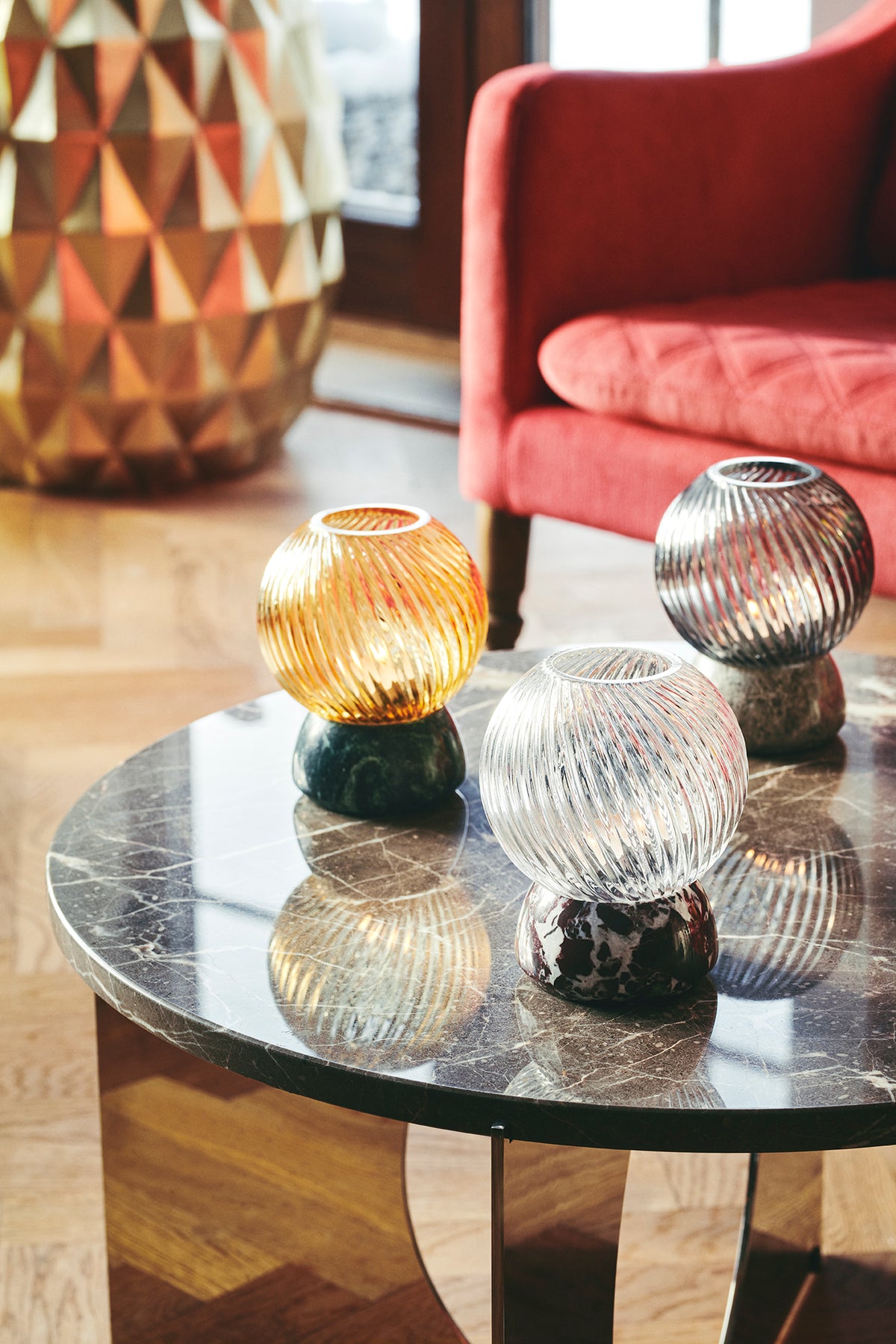 Twist of Marble fyrfadsstage, sølv/smoke • Design by Us - Copenhagenhomedesign
