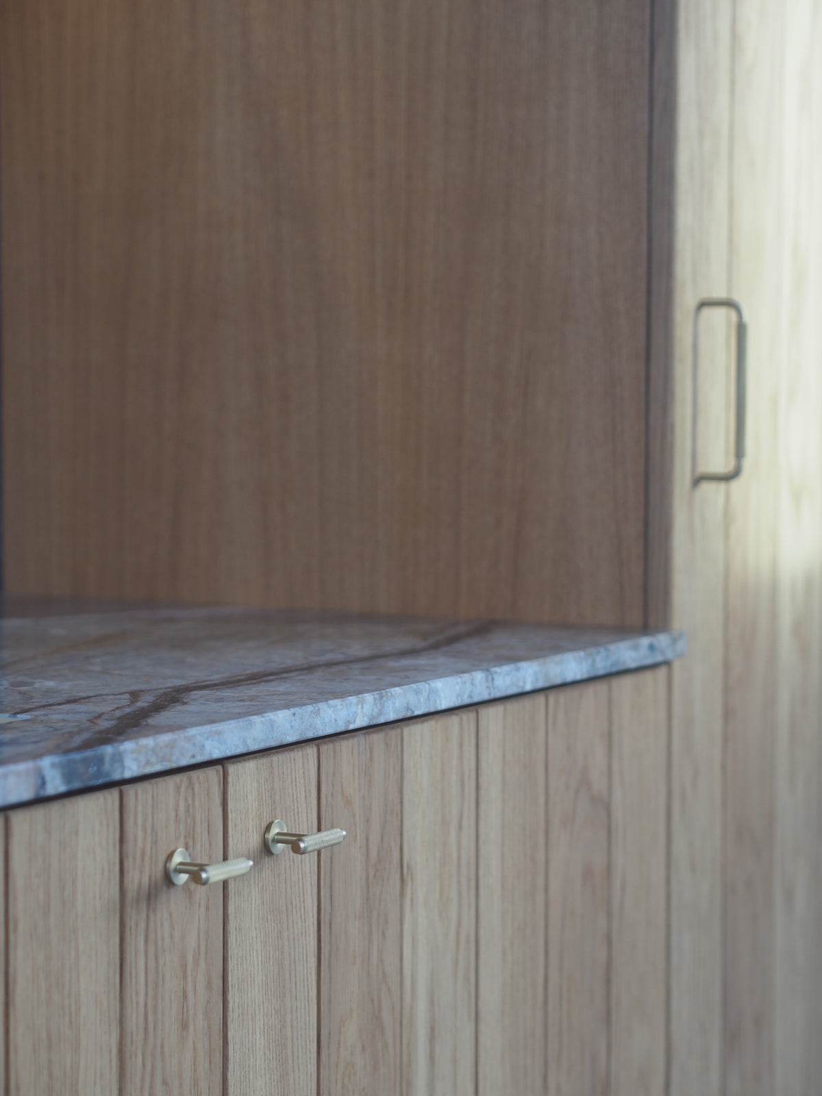 Køkkengreb med diamond cut i børstet messing uden lak - Østerbro • Chr. Jørgensen - Copenhagenhomedesign
