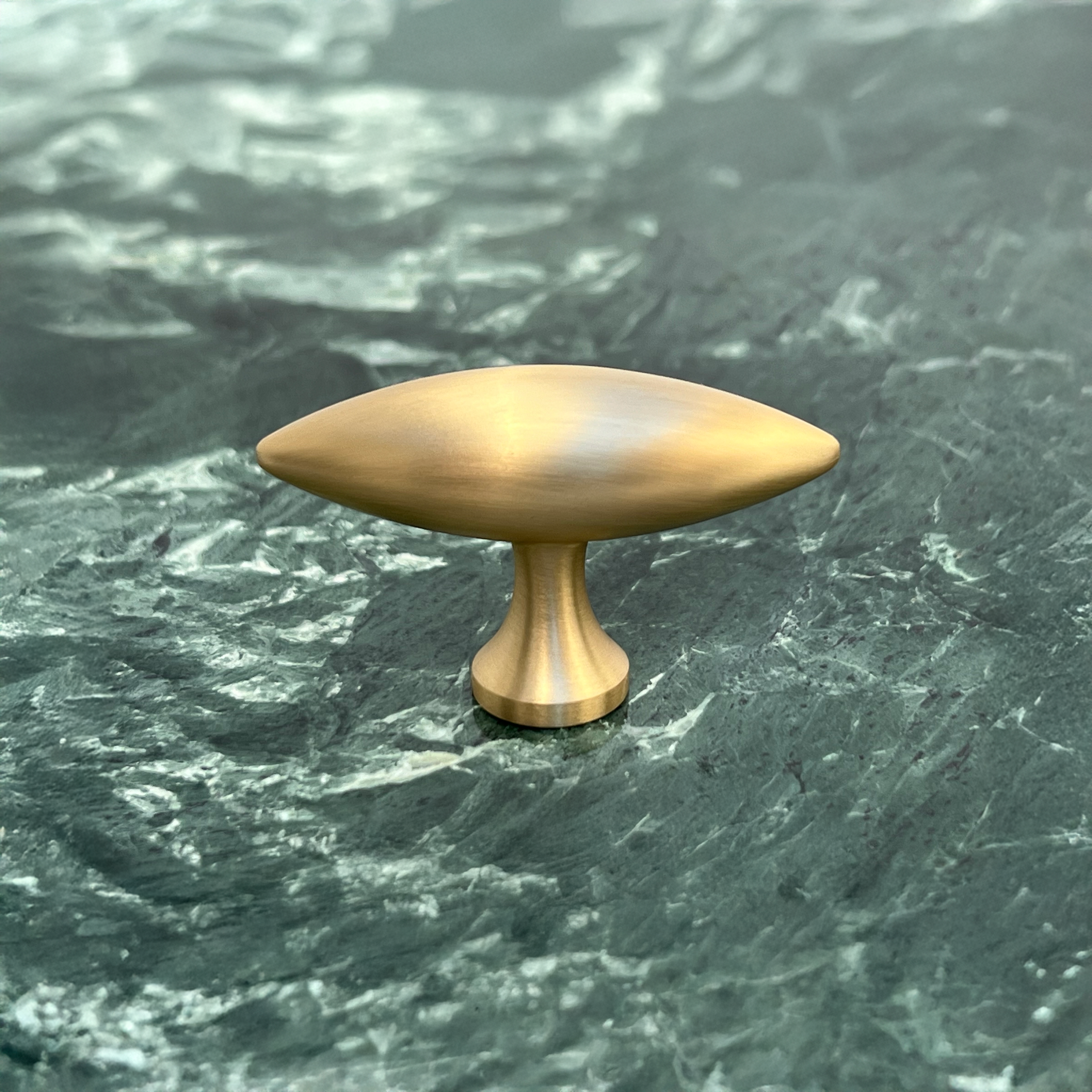 Nyholm • Møbelknop, børstet messing uden lak