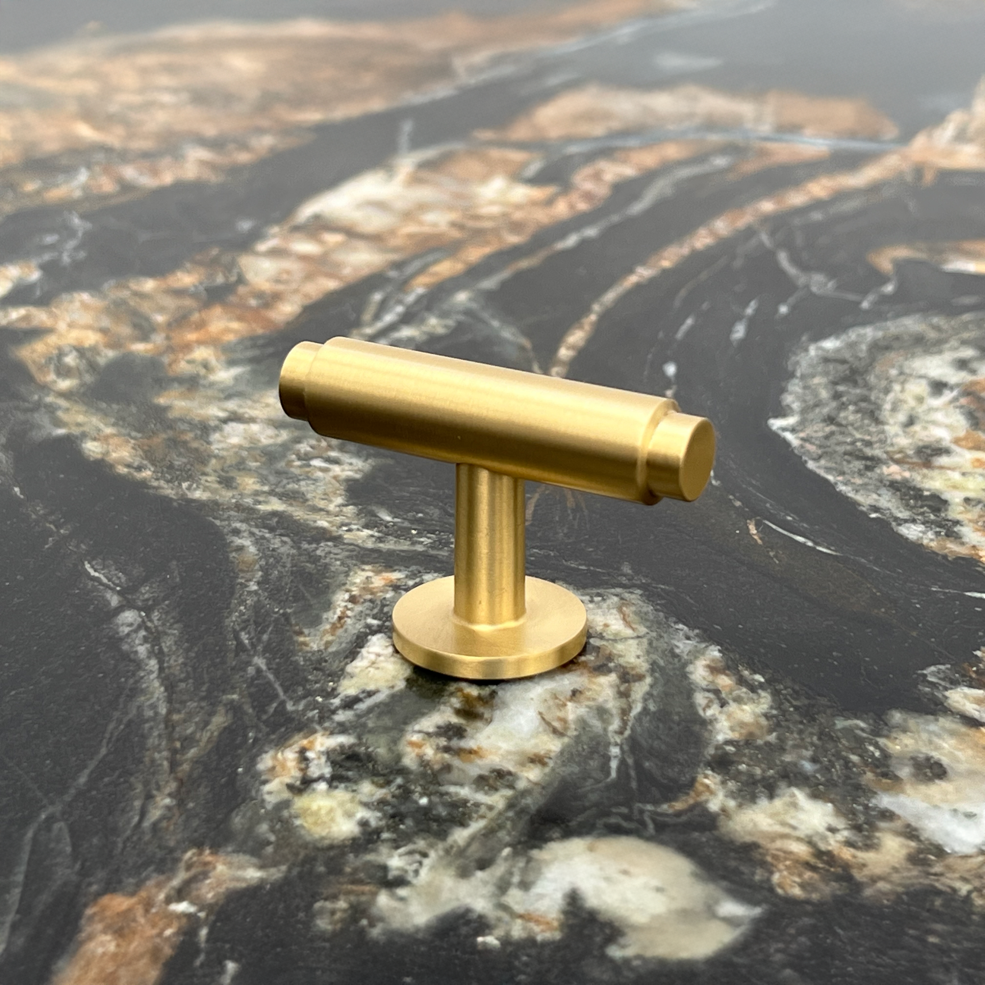 Hasseris • Møbelknop T-bar, børstet messing med lak