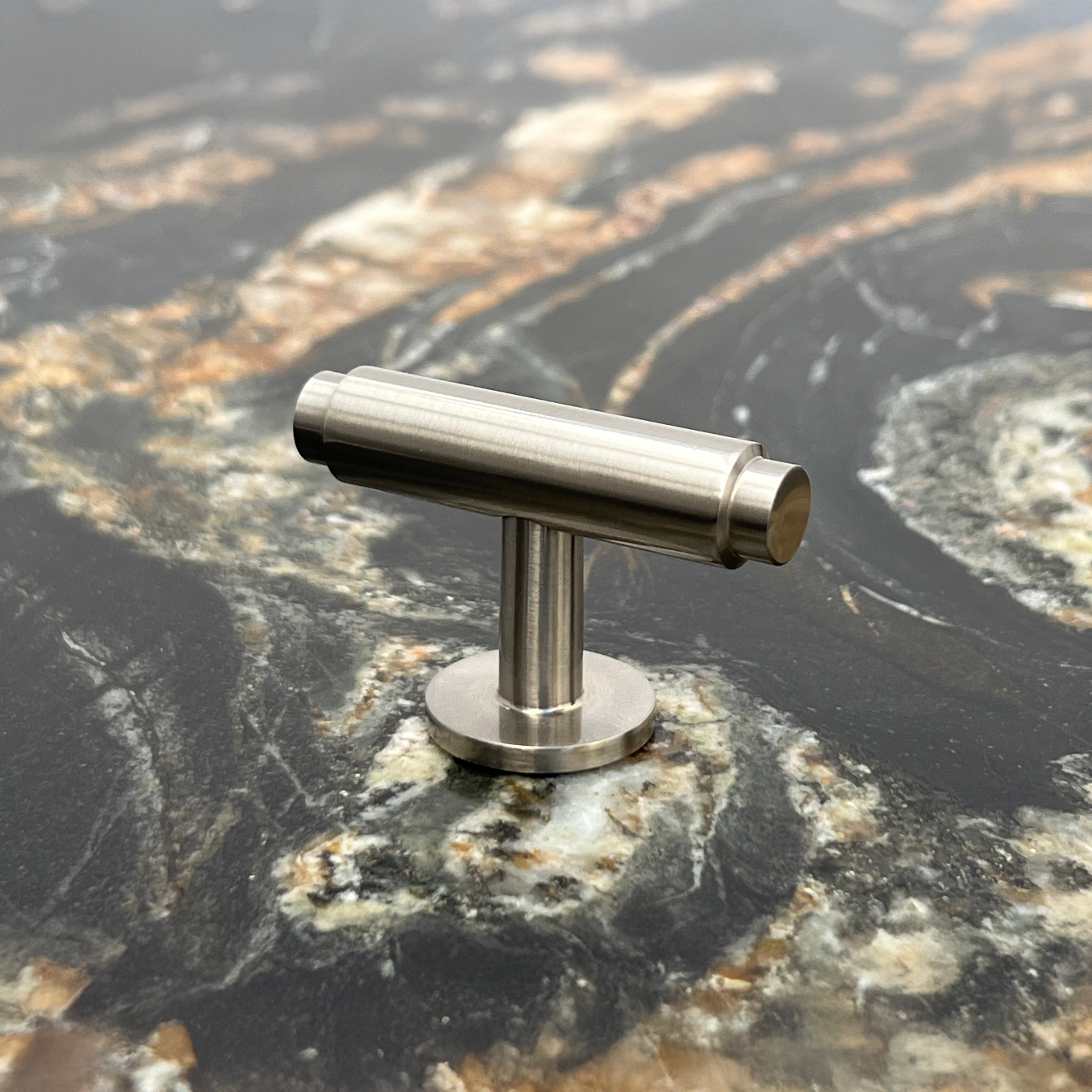 Hasseris • Møbelknop T-bar, rustfritt stål look