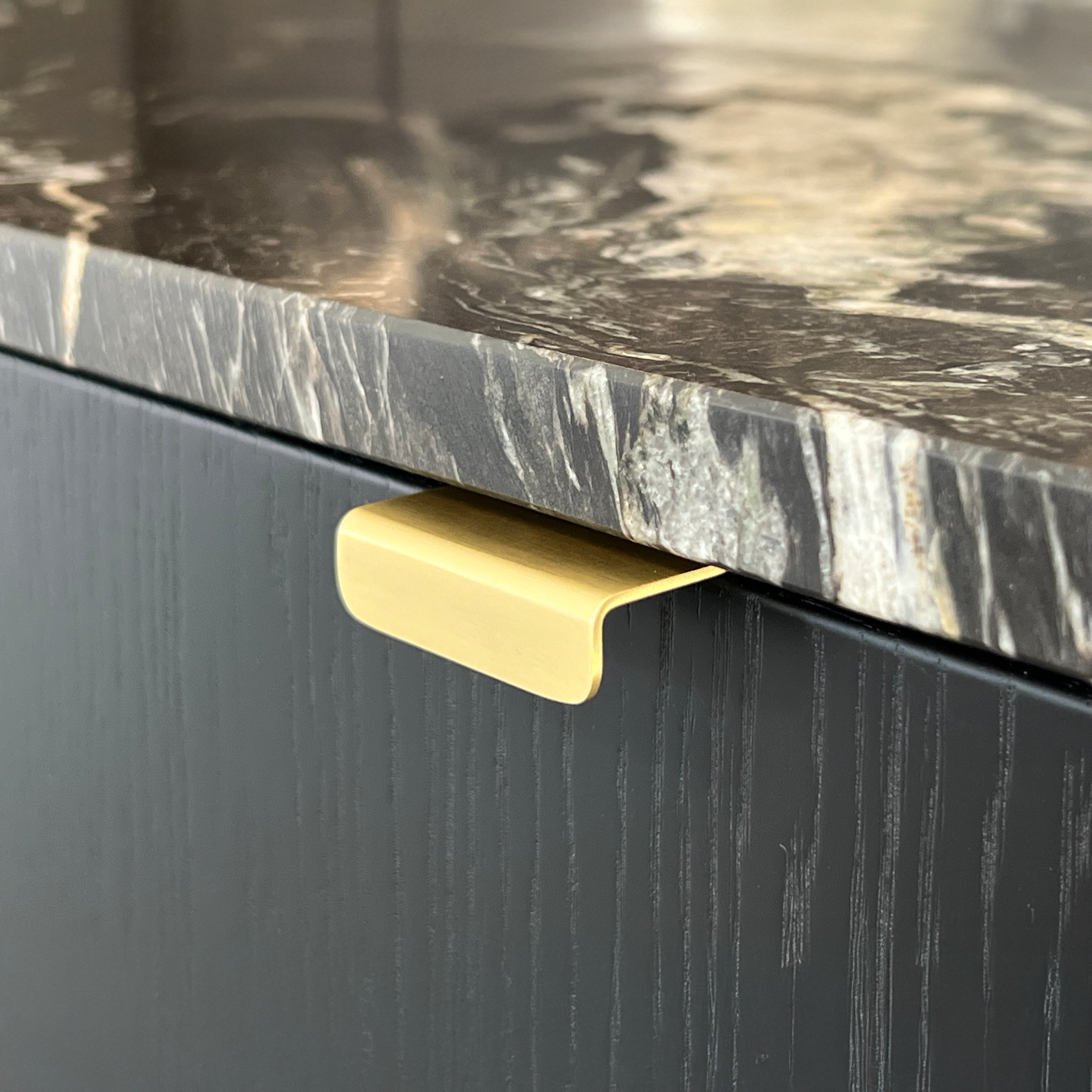 Værløse • Profilgreb, børstet messing med lak, c/c 32 mm