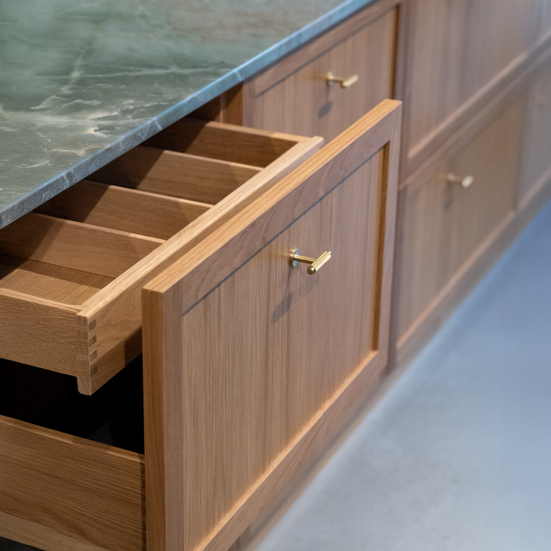 Nørrebro • Møbelknop T-bar med diamond cut, børstet messing med lak