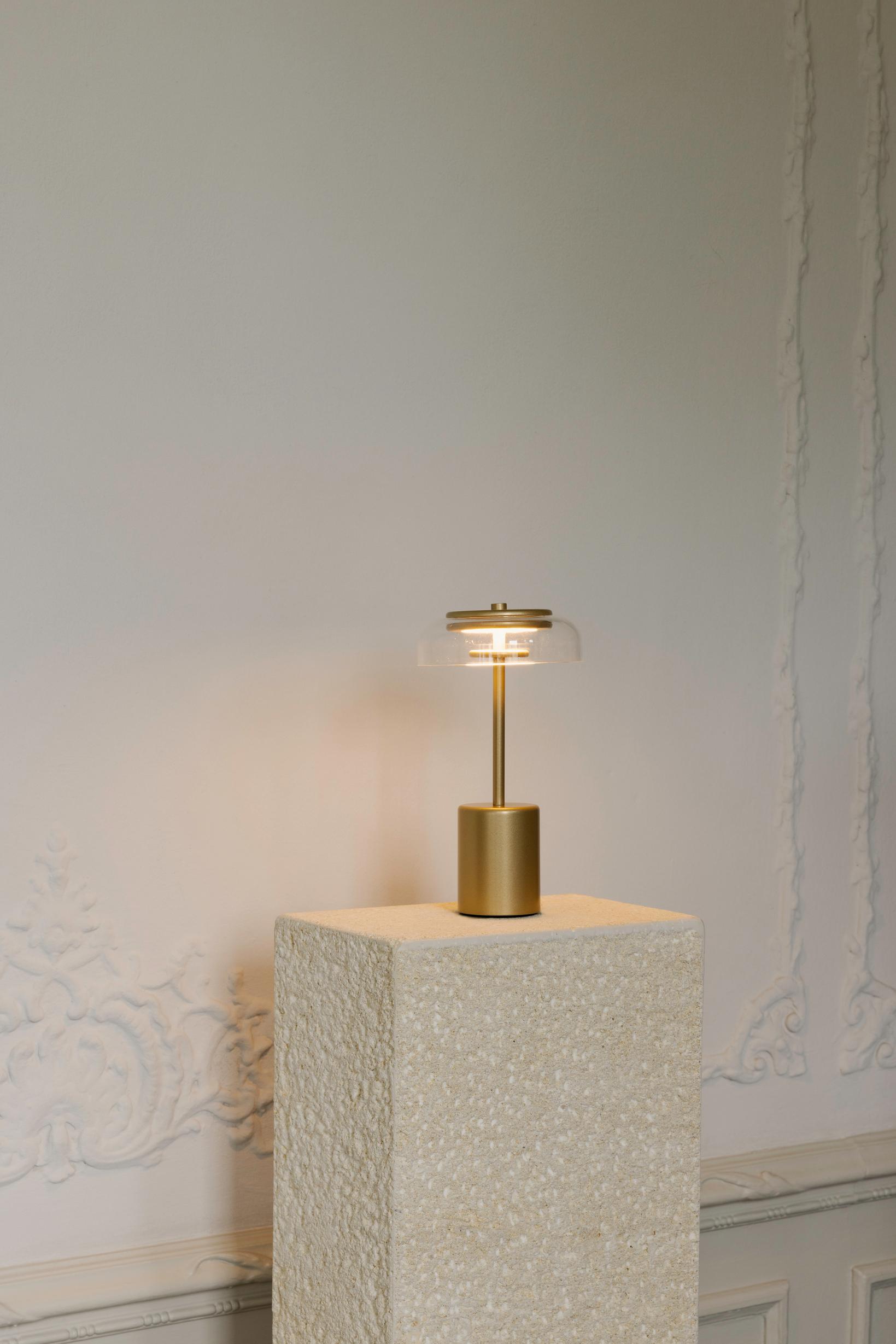 Blossi Table Mini, portable bordlampe, nordic gold / klar • NUURA