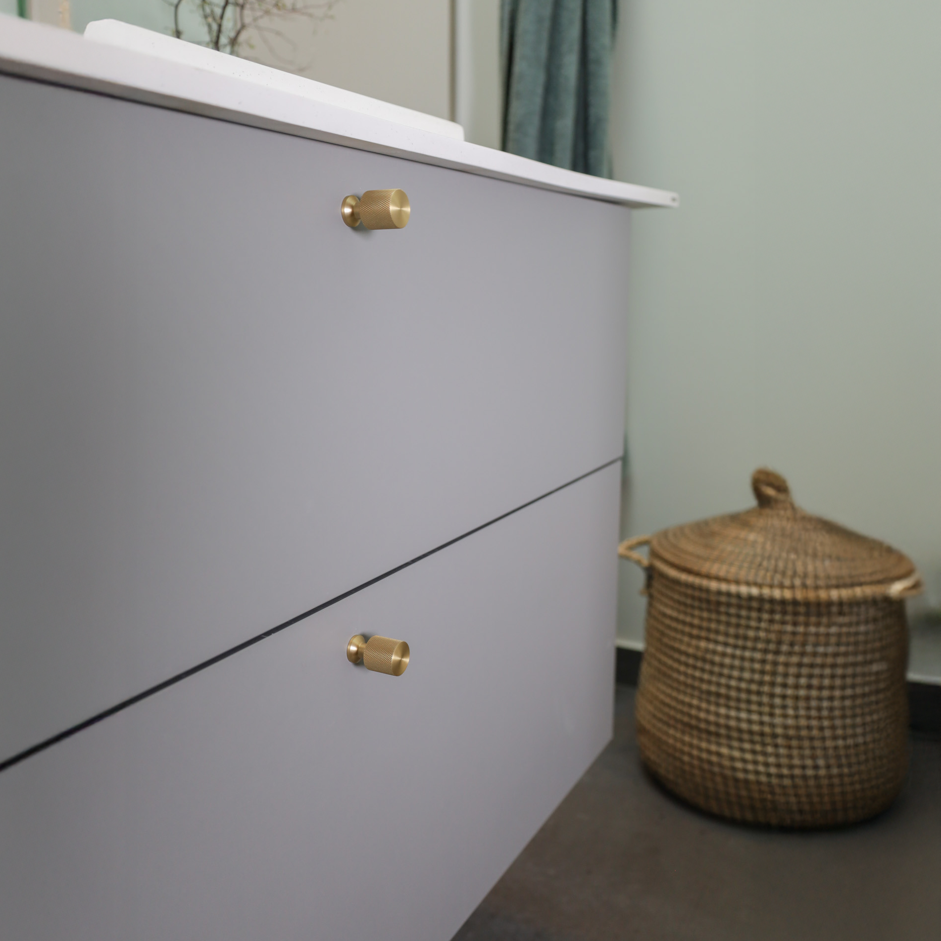 Nyboder • Møbelknop med diamond cut, messing med lak