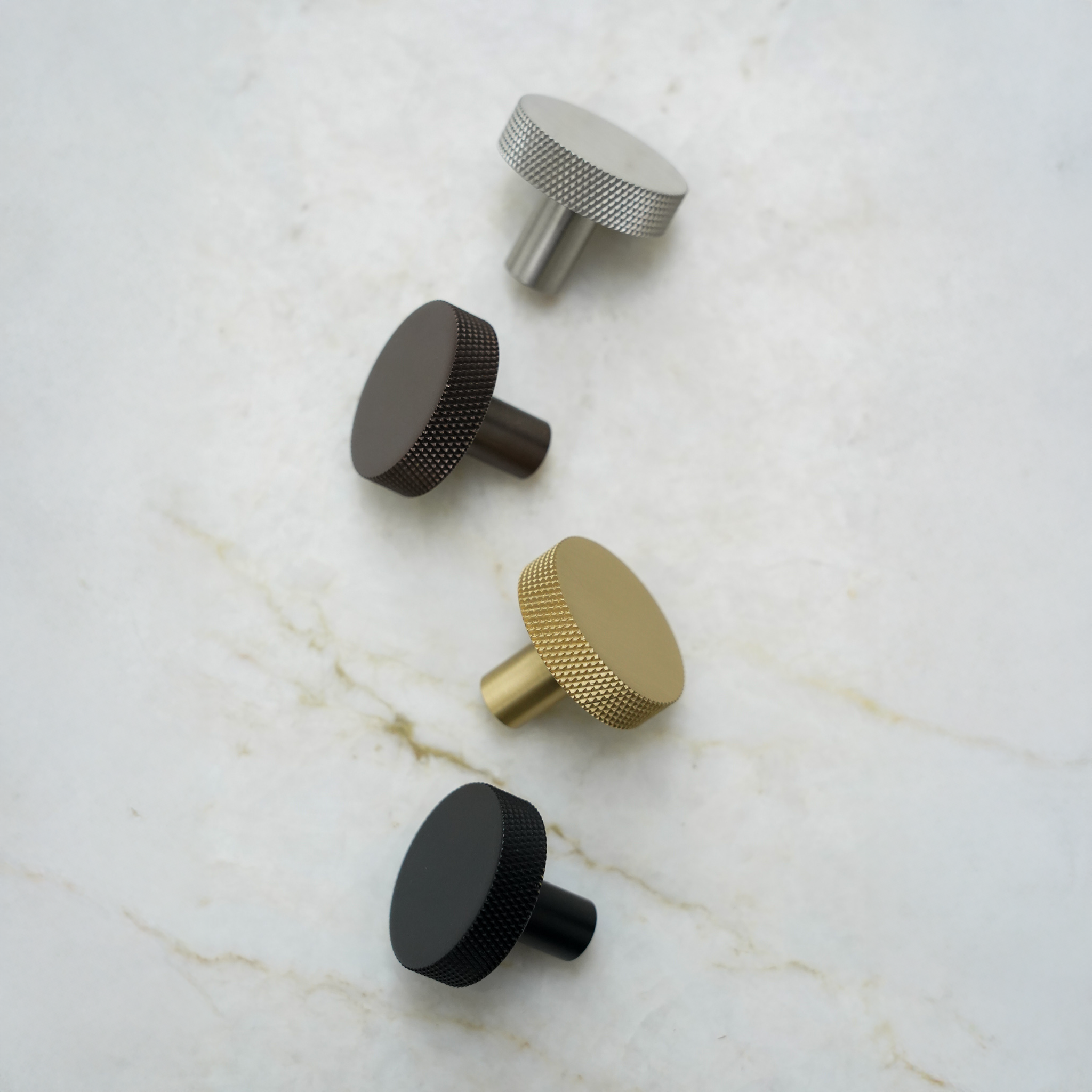 Østerbro - Möbelknopf aus gebürstetem, massivem Messing ohne Lackierung und mit Diamantschliff